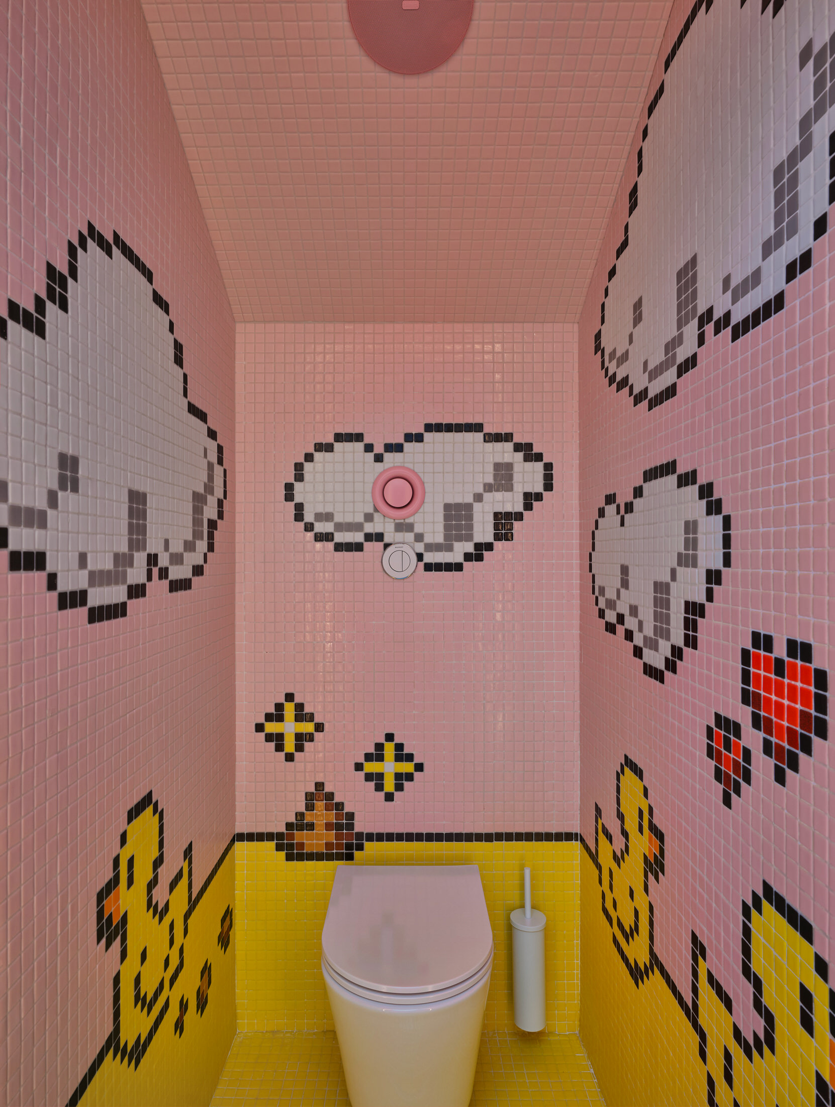 nha ve sinh mosaic pixel trien lam nghe thuat pop by