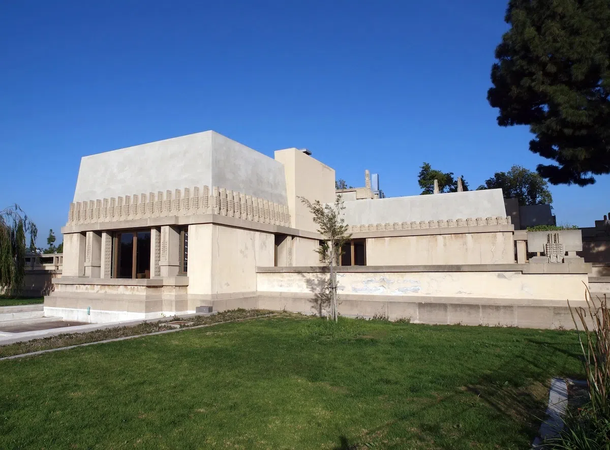Hollyhock House Louise Aline Barnsdall phong cach kien truc Mayan Revival