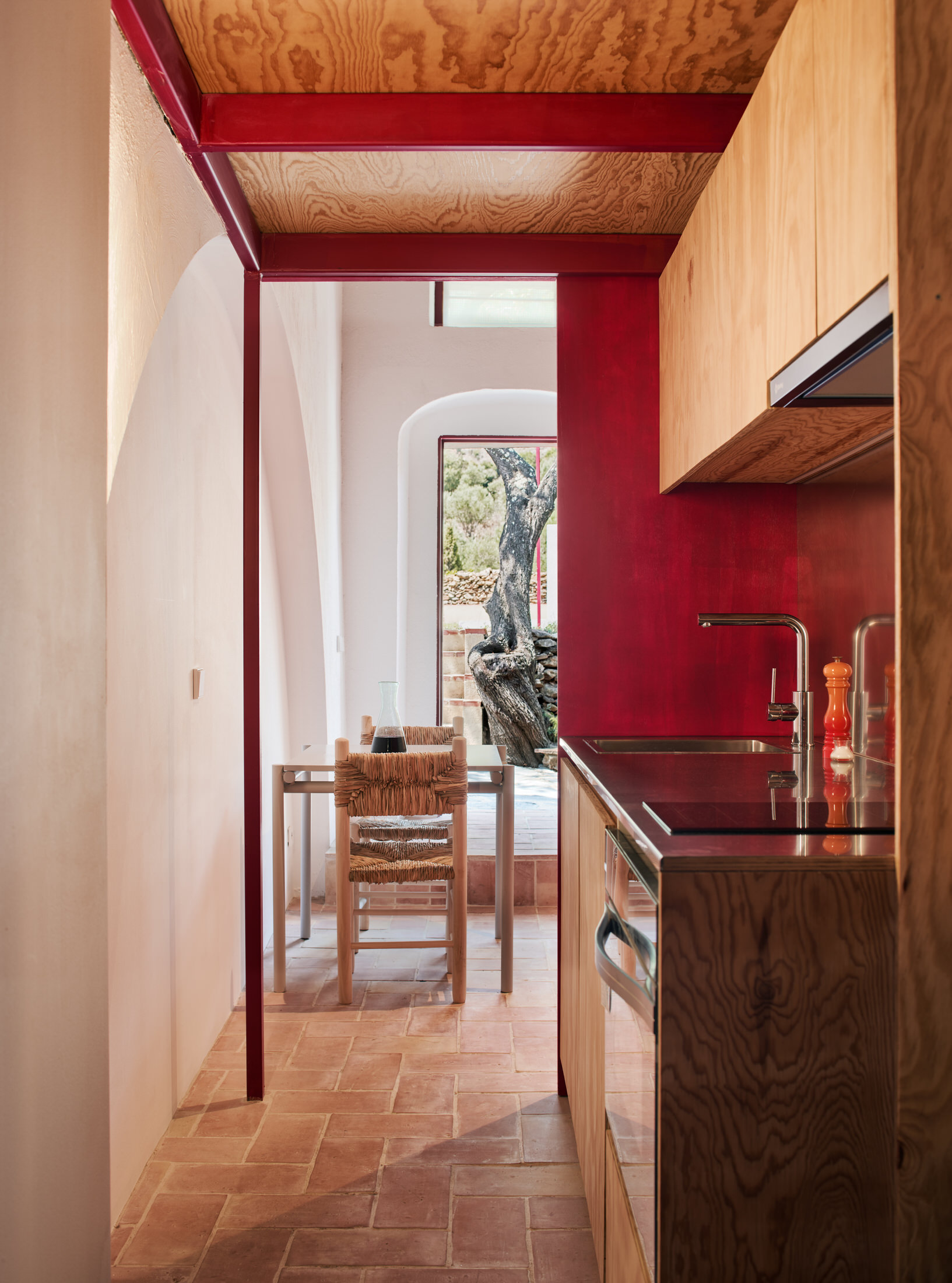 xuong ruou nha nghi duong Rai Pinto Studio Mas Estela nha bep