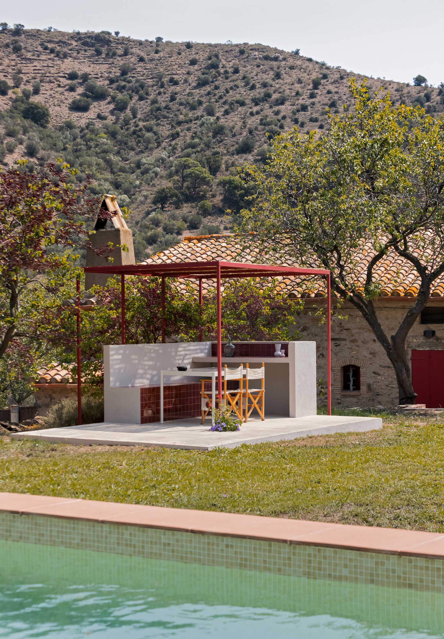 xuong ruou nha nghi duong Rai Pinto Studio Mas Estela nha bep ho boi