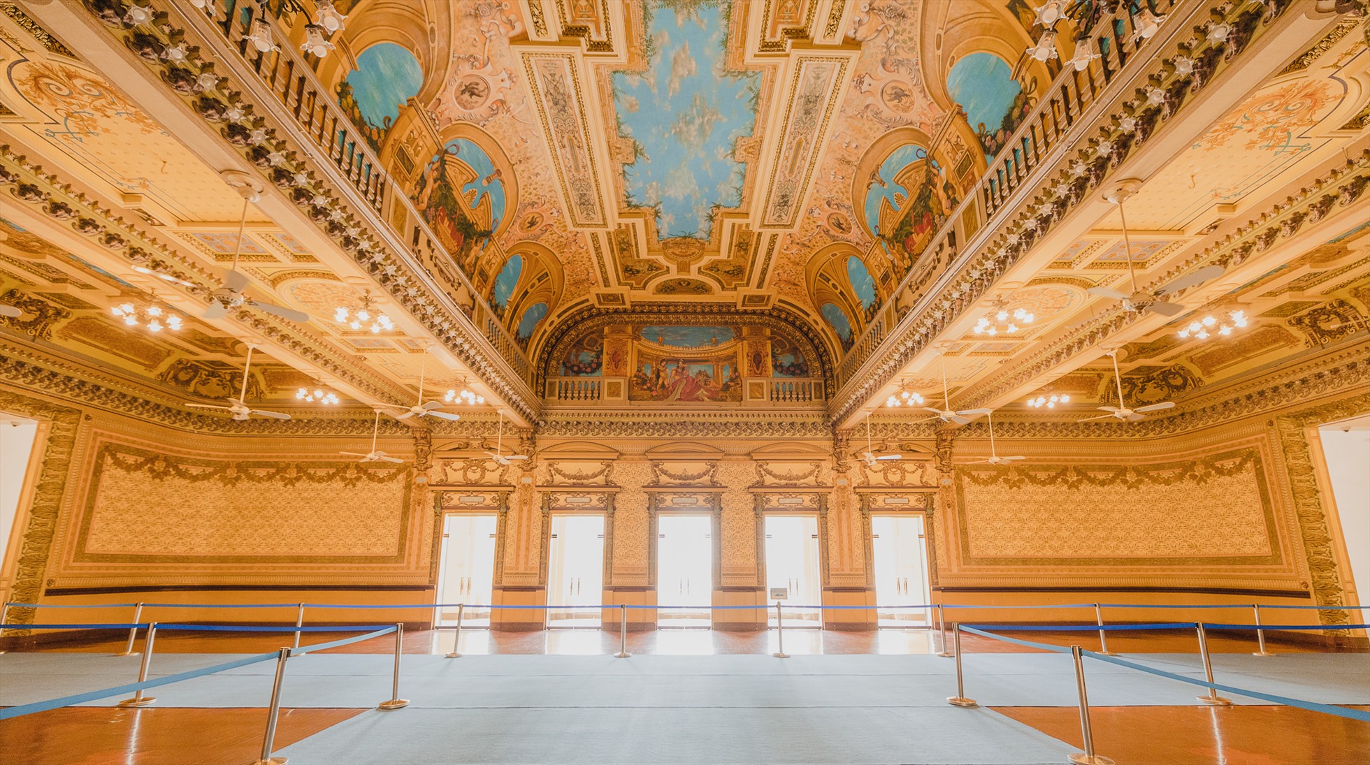 ubnd tp.hcm vietnam frescoes tranh tuong tran nha uy ban nhan dan