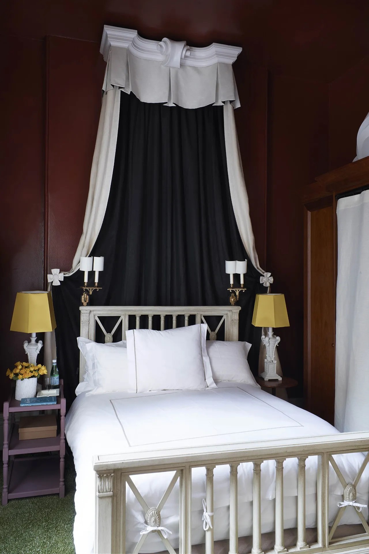 phong ngu noi that rem cua mau den