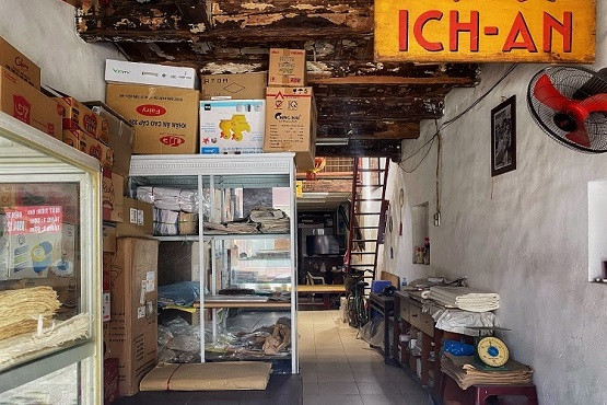 42 pho Hang Can Ha Noi giay do ich an