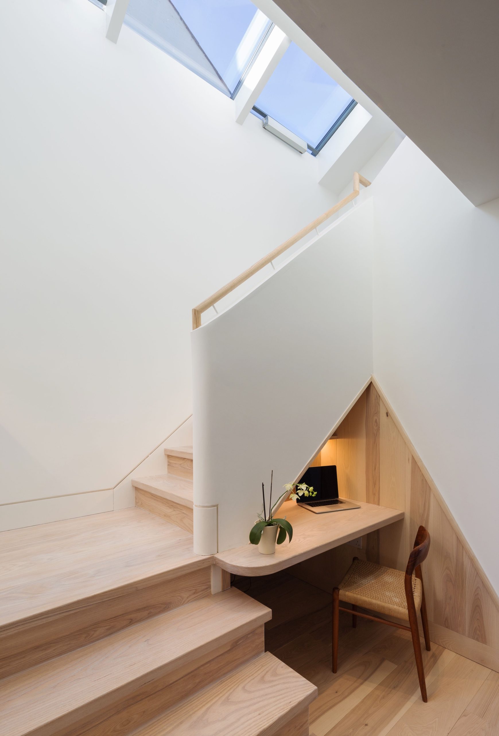 gieng troi cau thang noi that toi gian van phong ban hoc