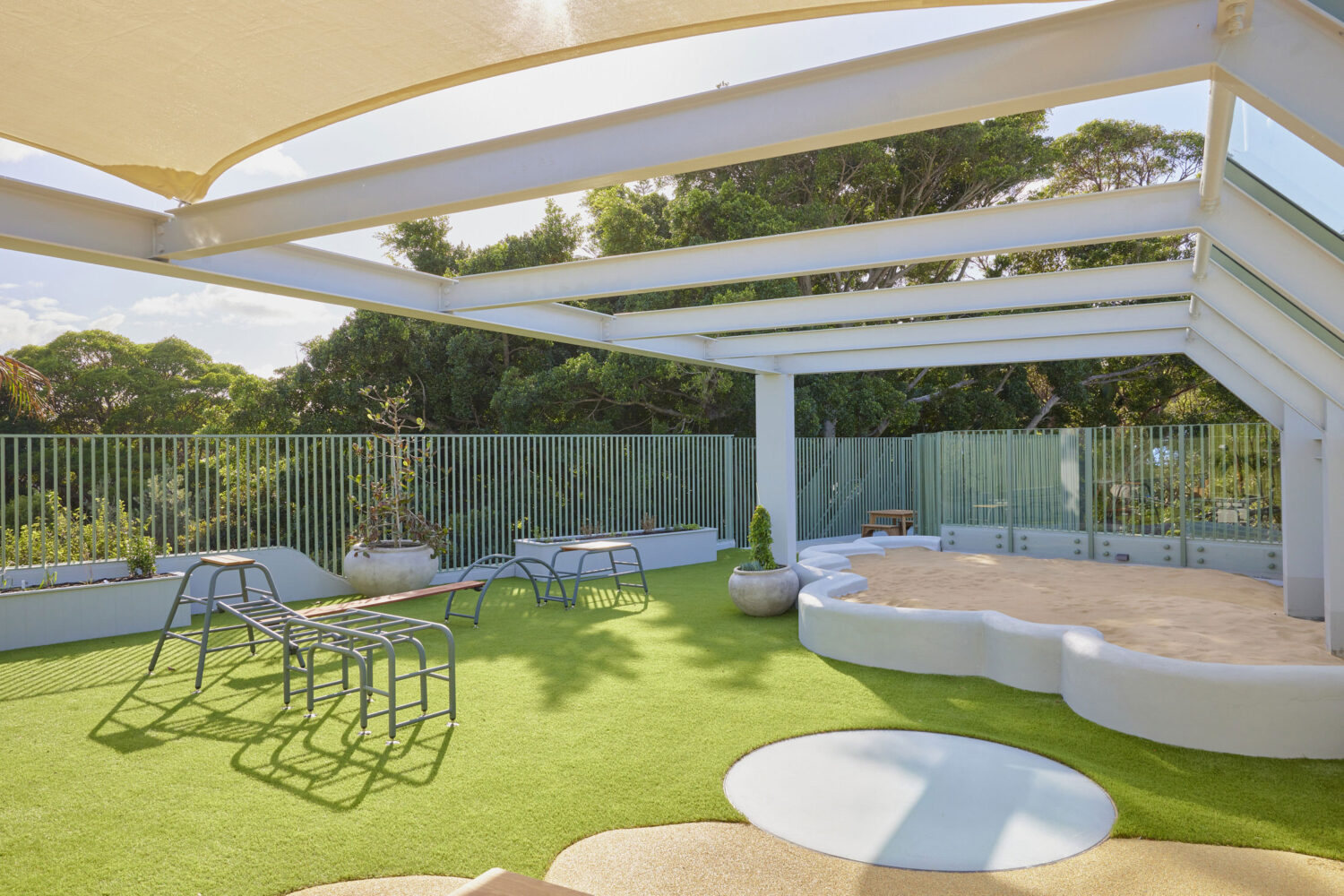 khong gian ngoai troi san thuong Harbour Early Learning Melbourne Danielle Brustman SJB Architects Supercontext Architecture