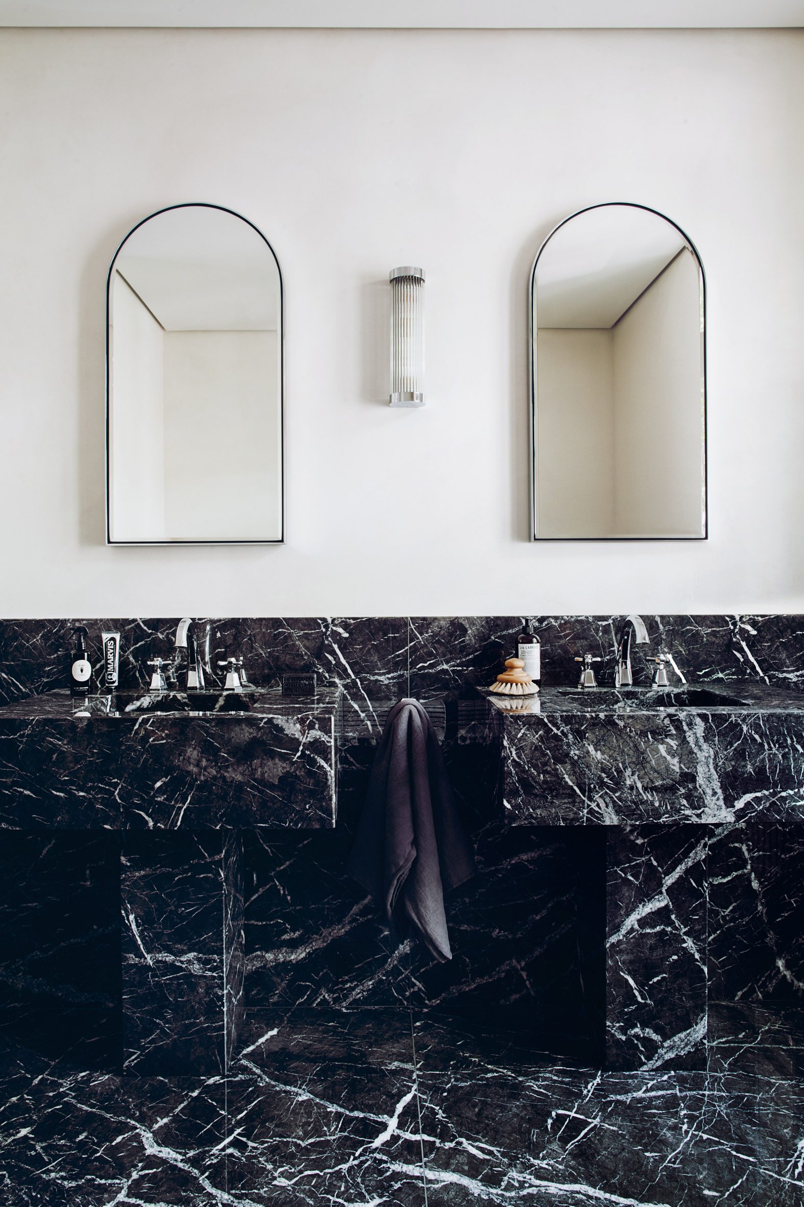 phong tam lavabo da cam thach 