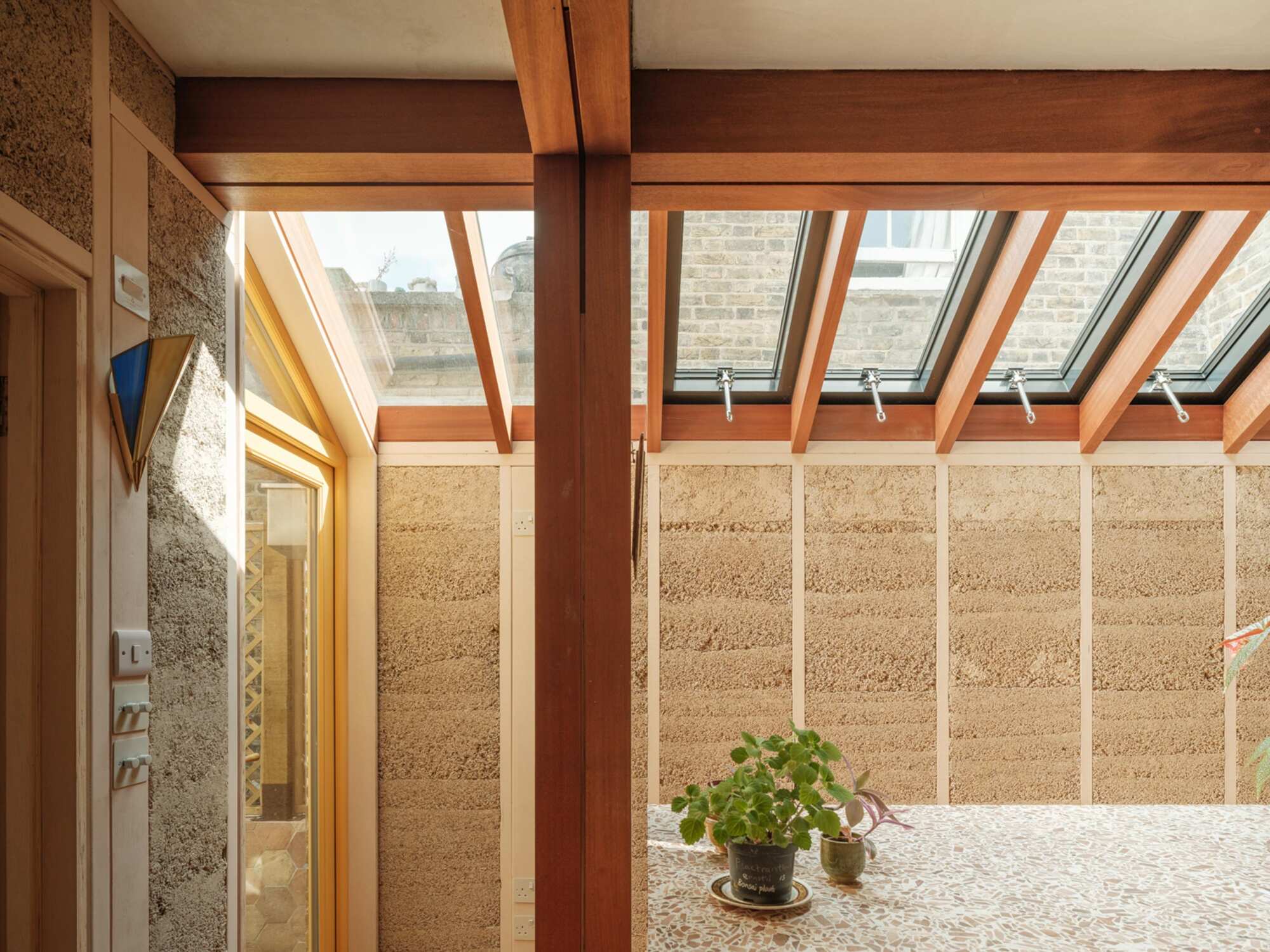 ngoi nha Cairn Architects Hackney London House Made by Many Hands