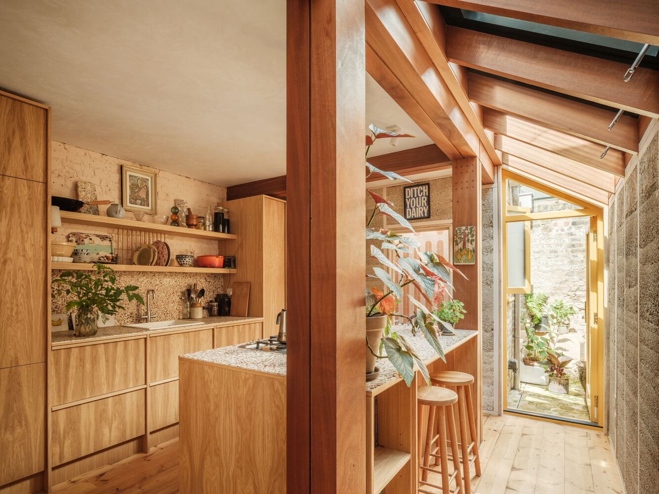 cai tao ngoi nha Cairn Architects Hackney London House Made by Many Hands