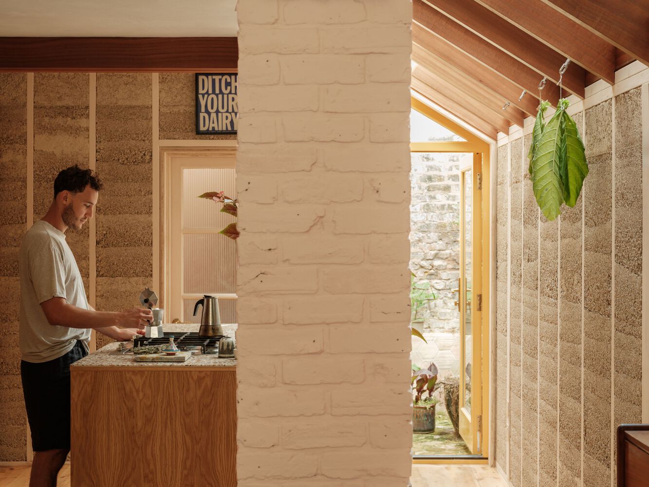 ngoi nha Cairn Architects Hackney London House Made by Many Hands