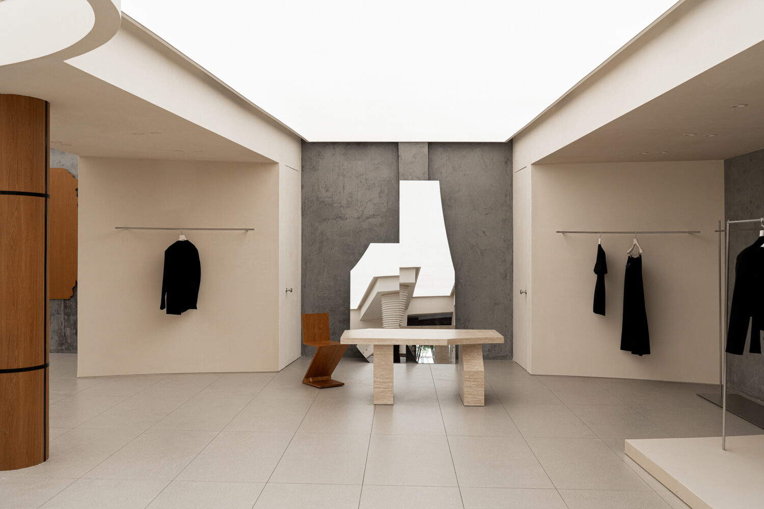 cai tao cua hang ban le OSC Boutique Xframe Studio ghe Zig Zag Cassina Gerrit Thomas Rietveld