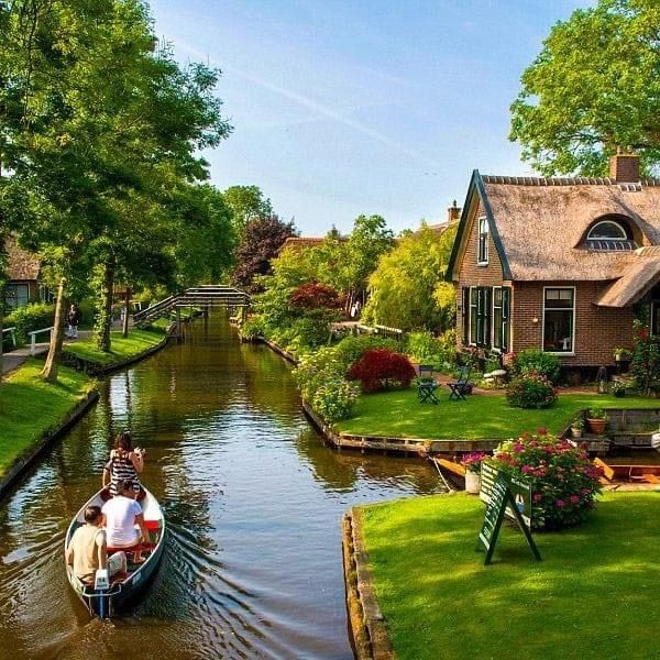 ancient village Giethoorn