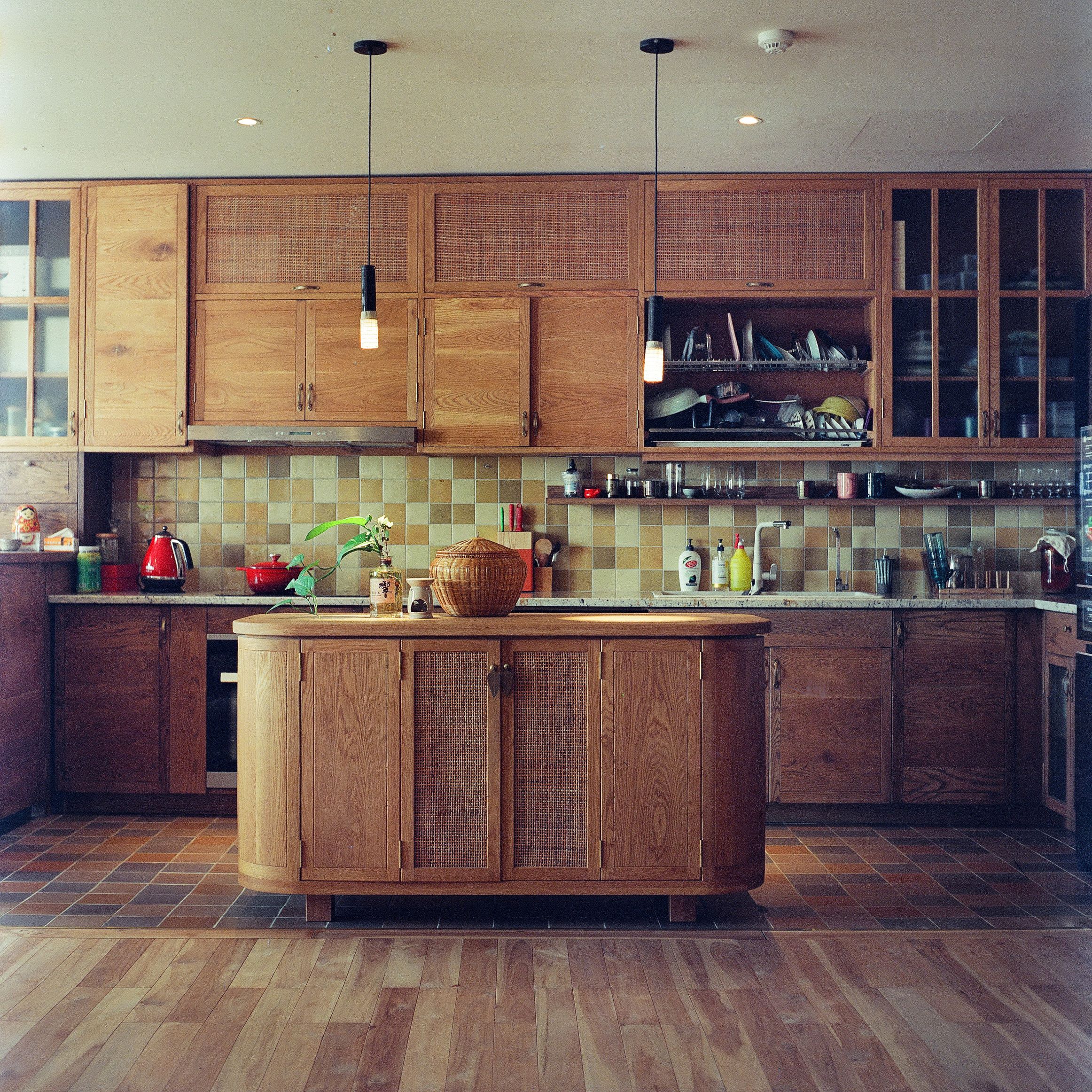 nha bep noi that vach bep gach op dao bep tora studio