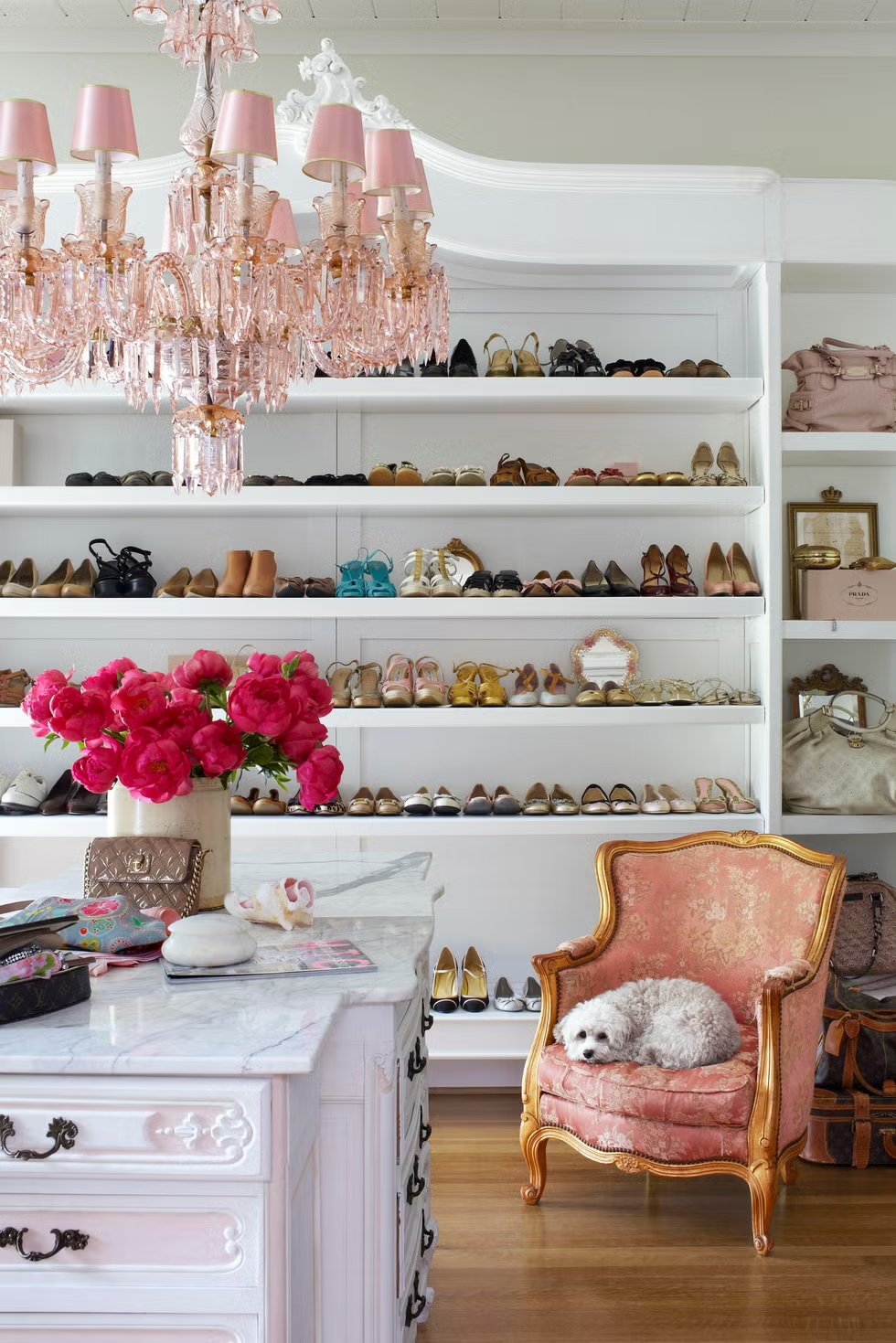 tu quan ao walk in thiet ke noi that co dien vintage