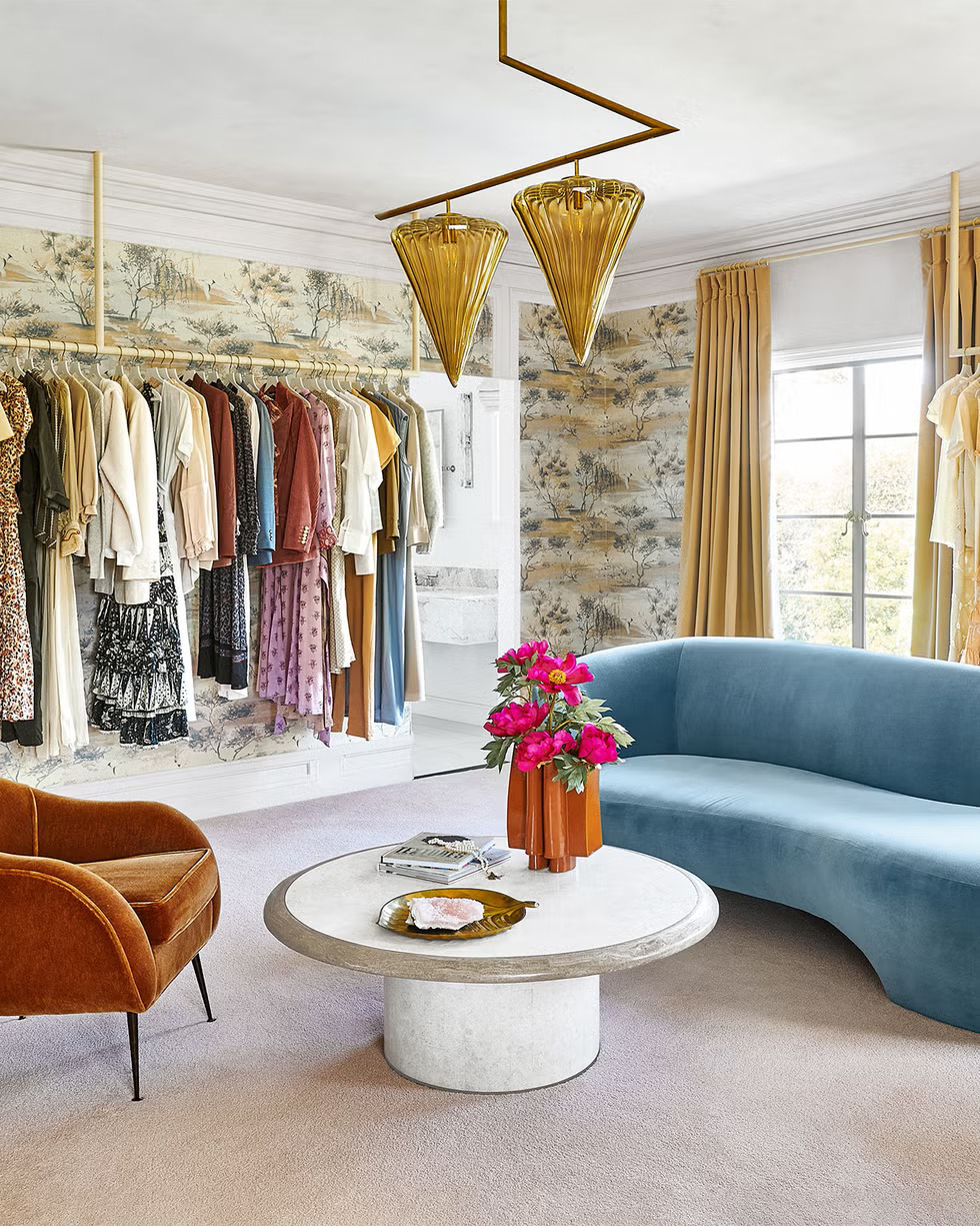 tu quan ao walk in boutique trang tri noi that