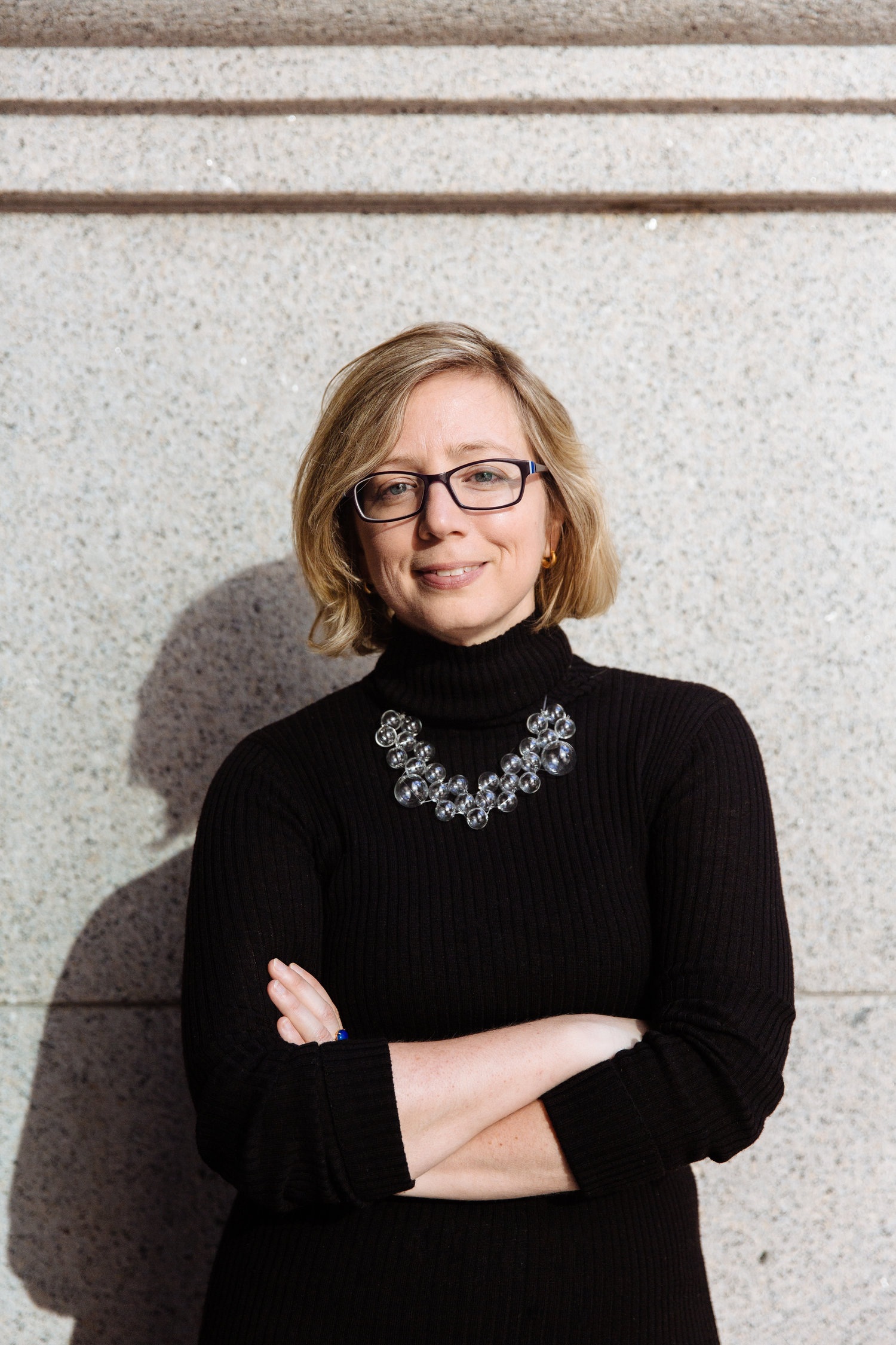 nha phe binh nu female critic