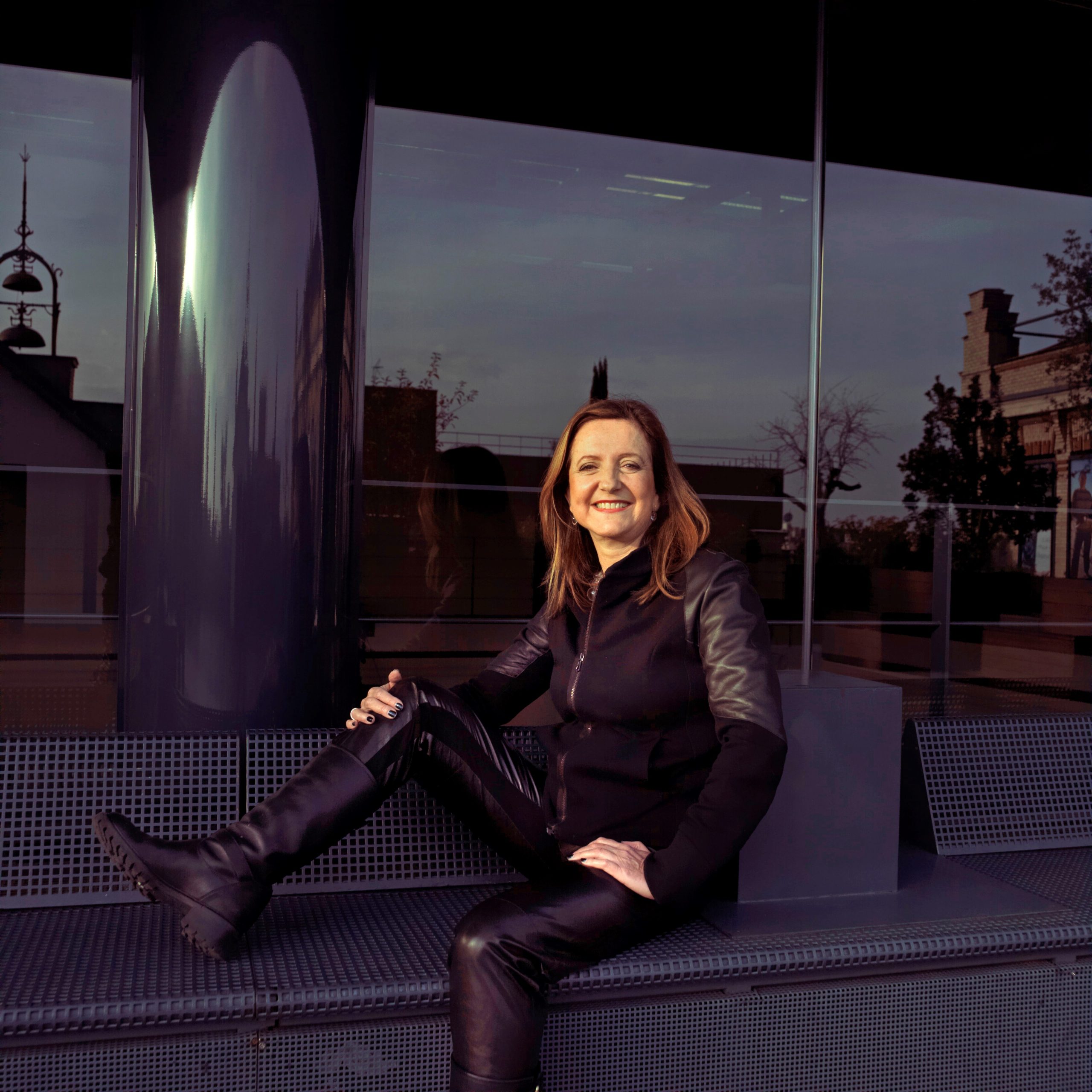 nha phe binh nu female critic