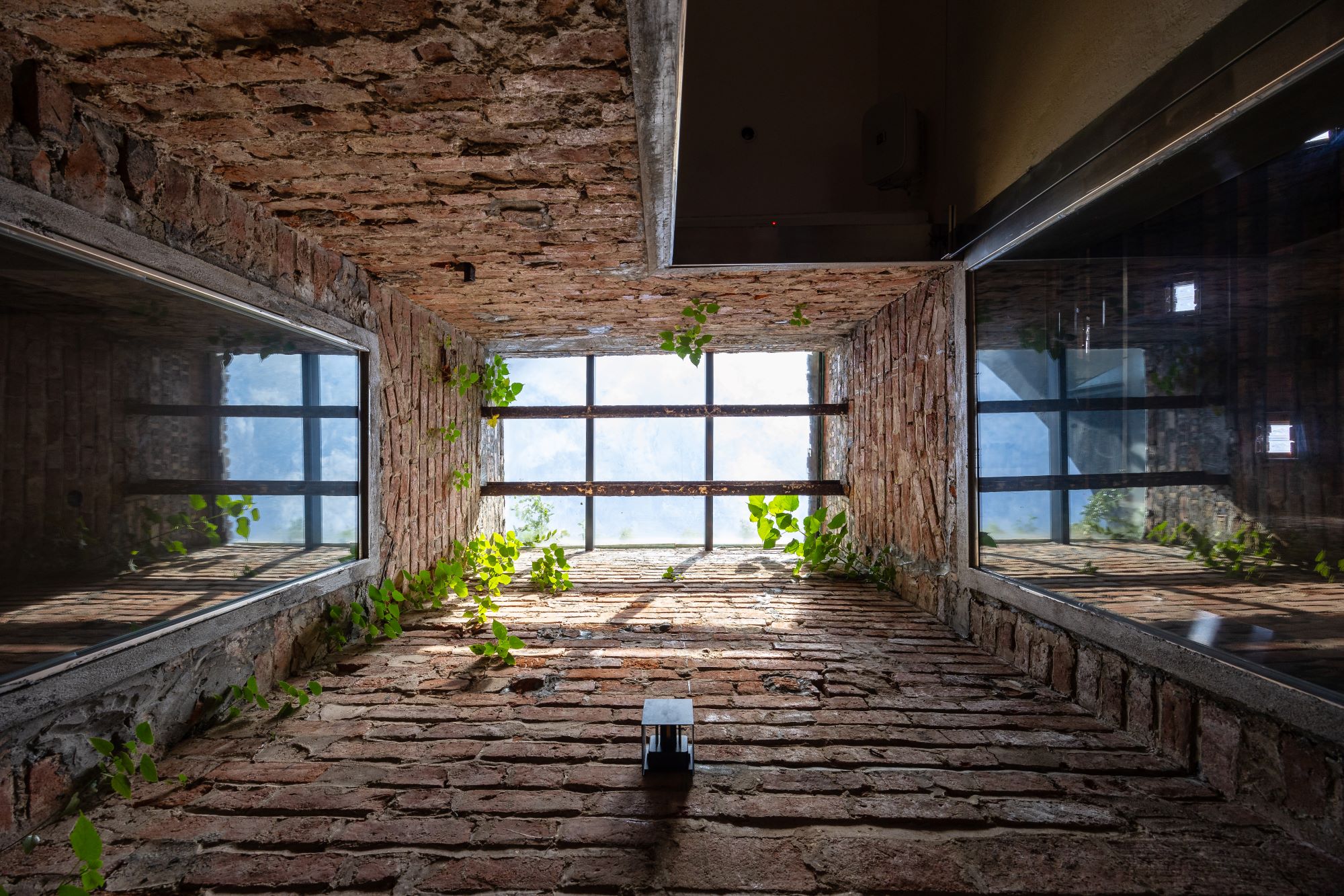 cultra taproom nha co hanoi idee architects