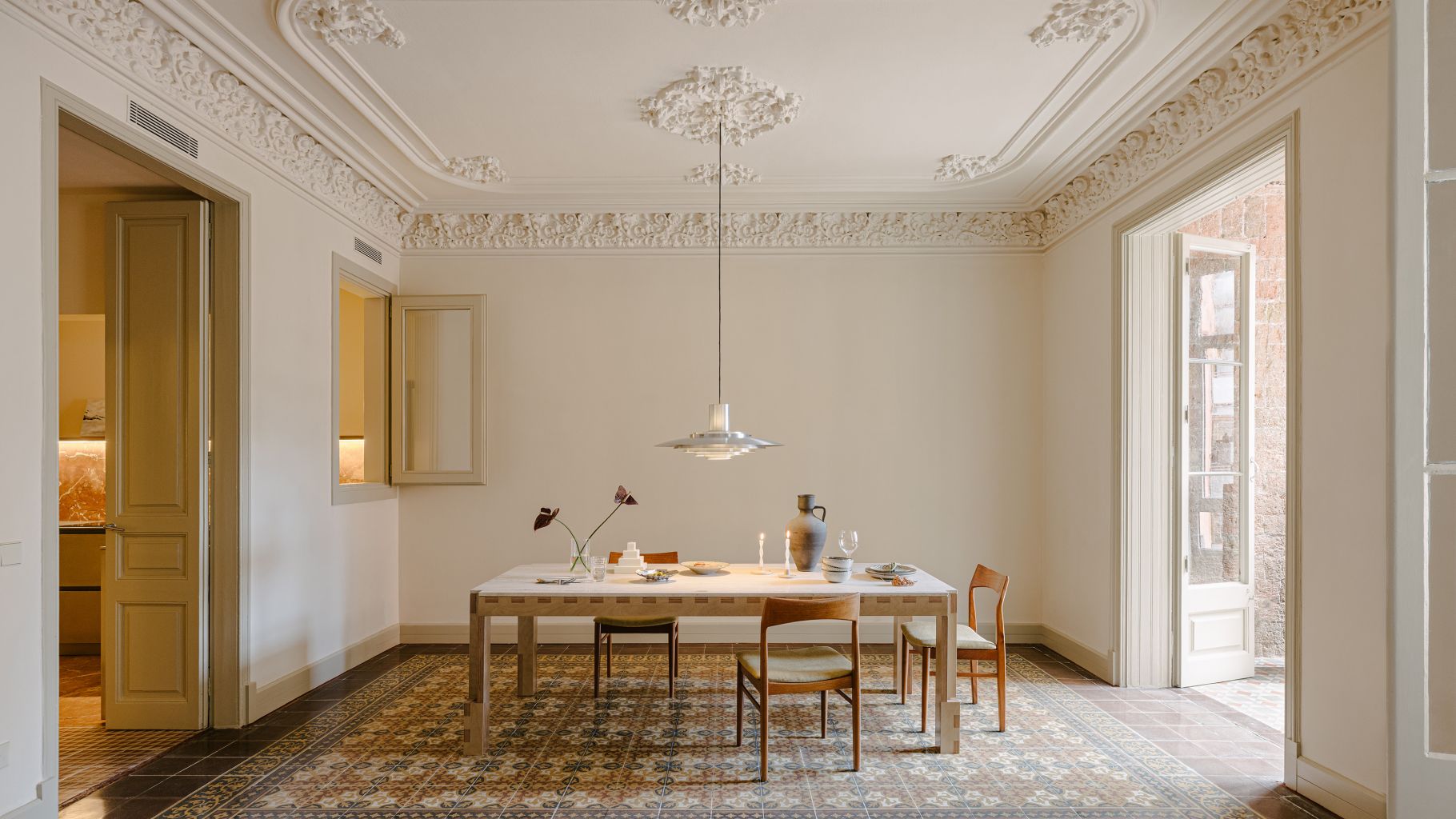 nha tay ban nha gach men phao chi tran nha dep