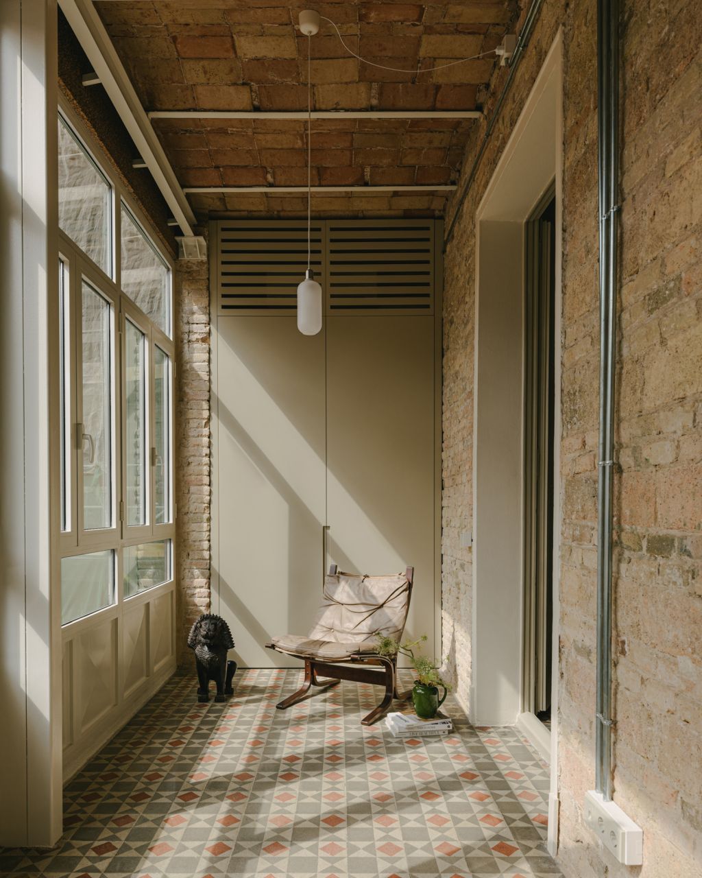 cua kinh hai lop can ho nha gach cai tao 