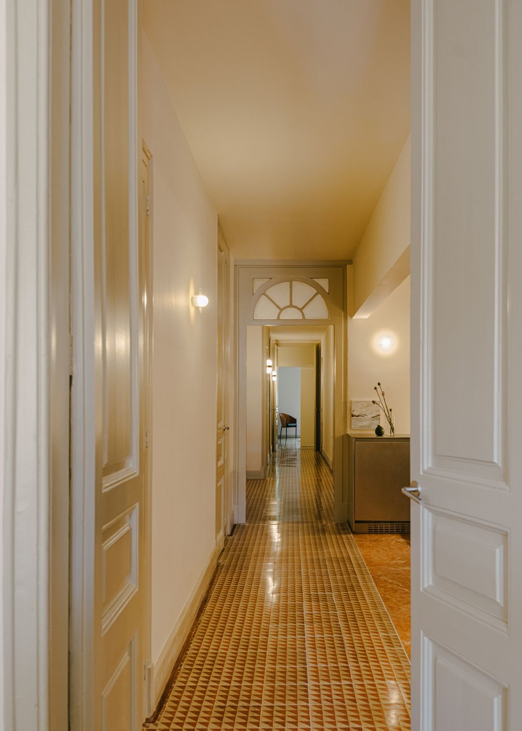 hanh lang can ho chung cu san gach tay ban nha toi gian