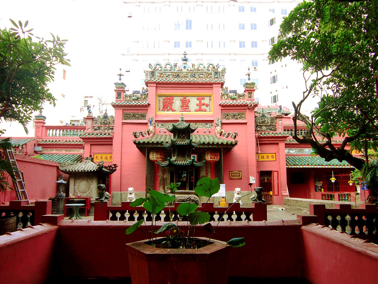 chua ngoc hoang quang dong sai gon