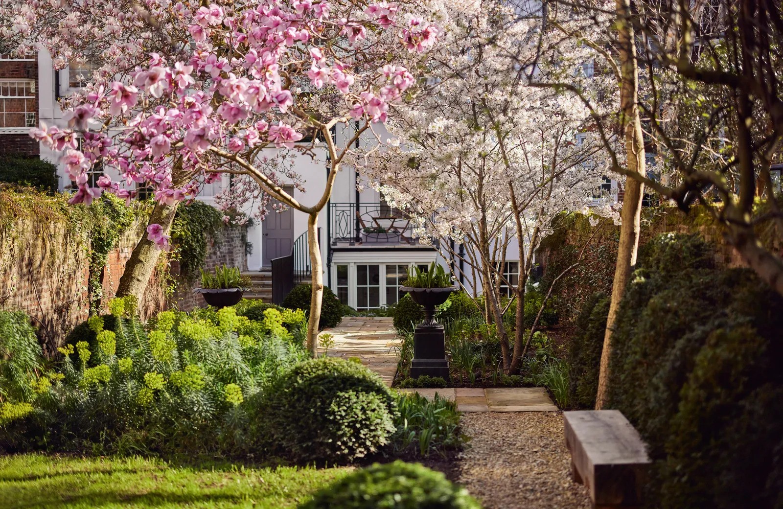 vuon hoa cay moc lan canh quan