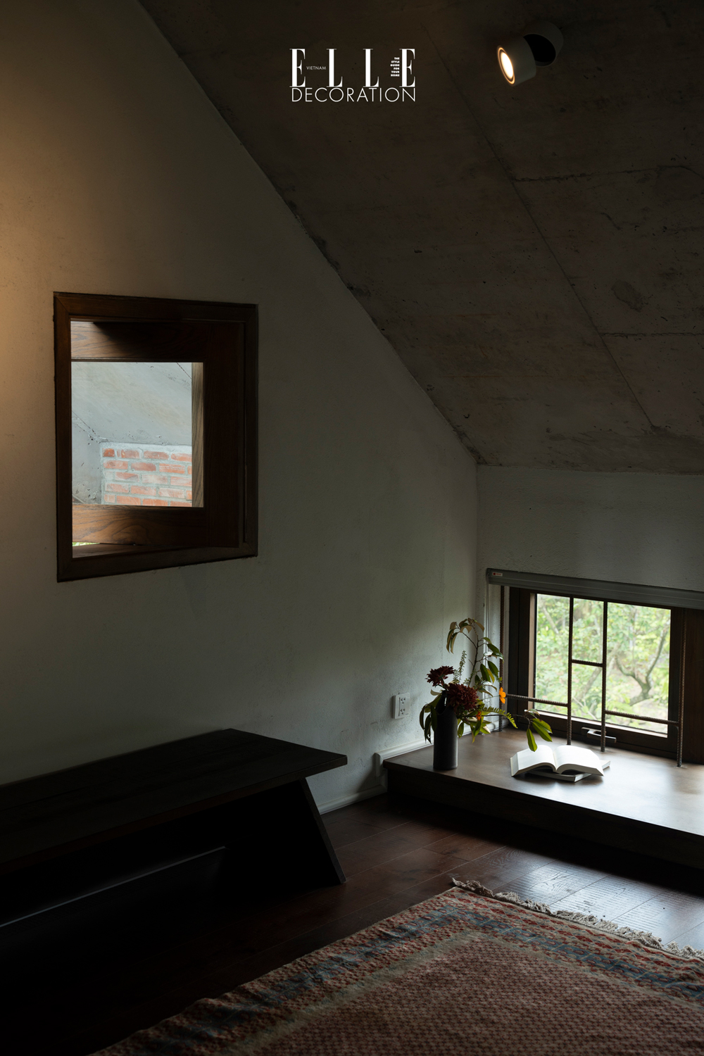 Khung cua nha lanh doi gac xep