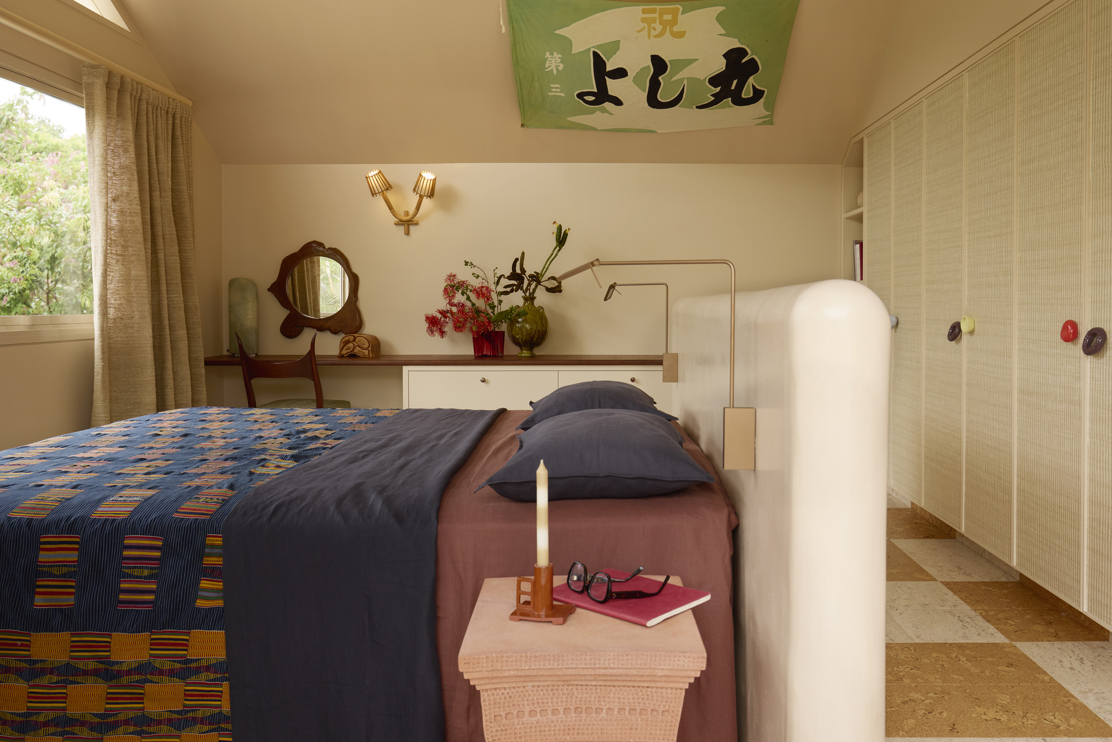 phong ngu noi that vach lung dau giuong