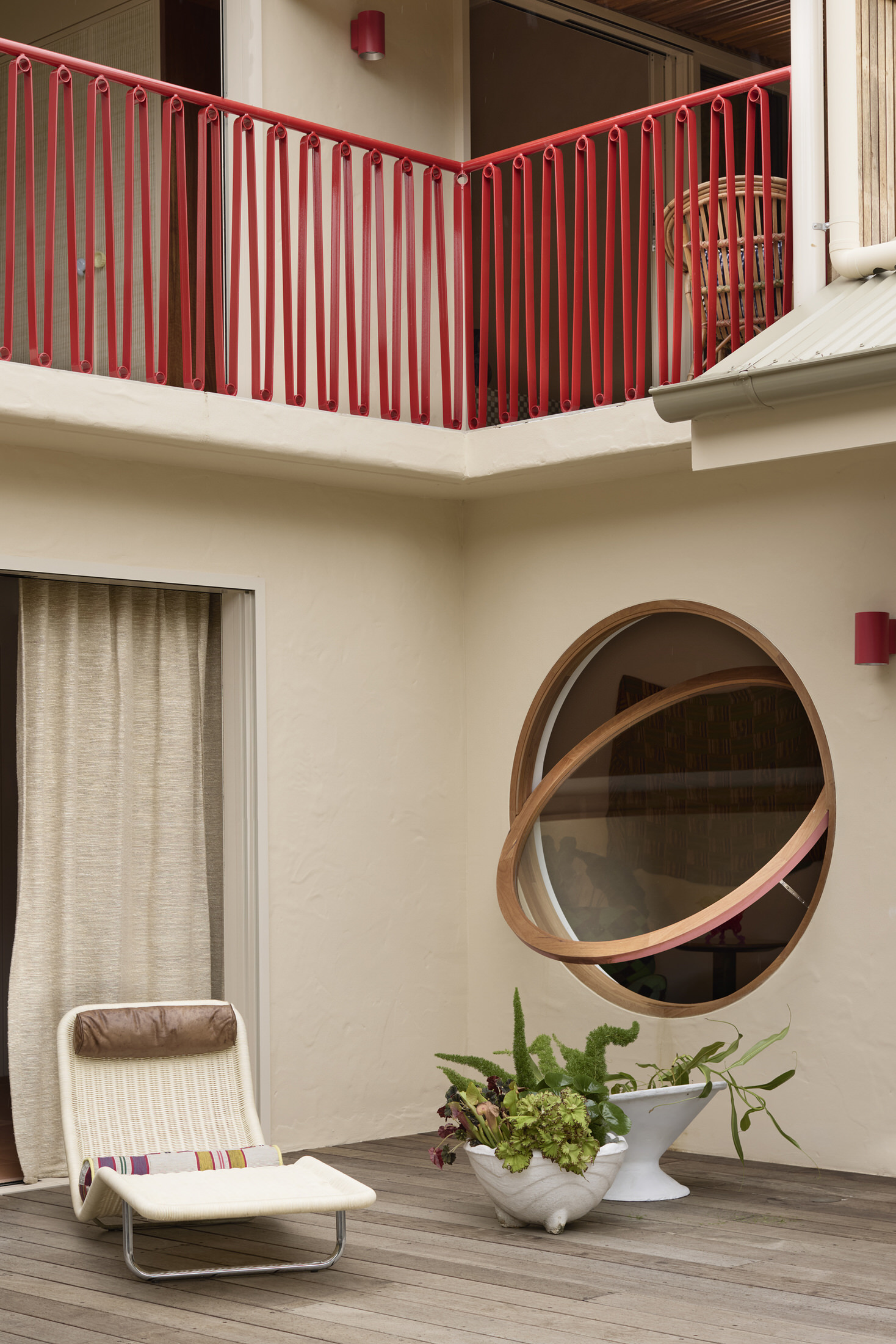 lan can sat ngoai troi ghe nghi