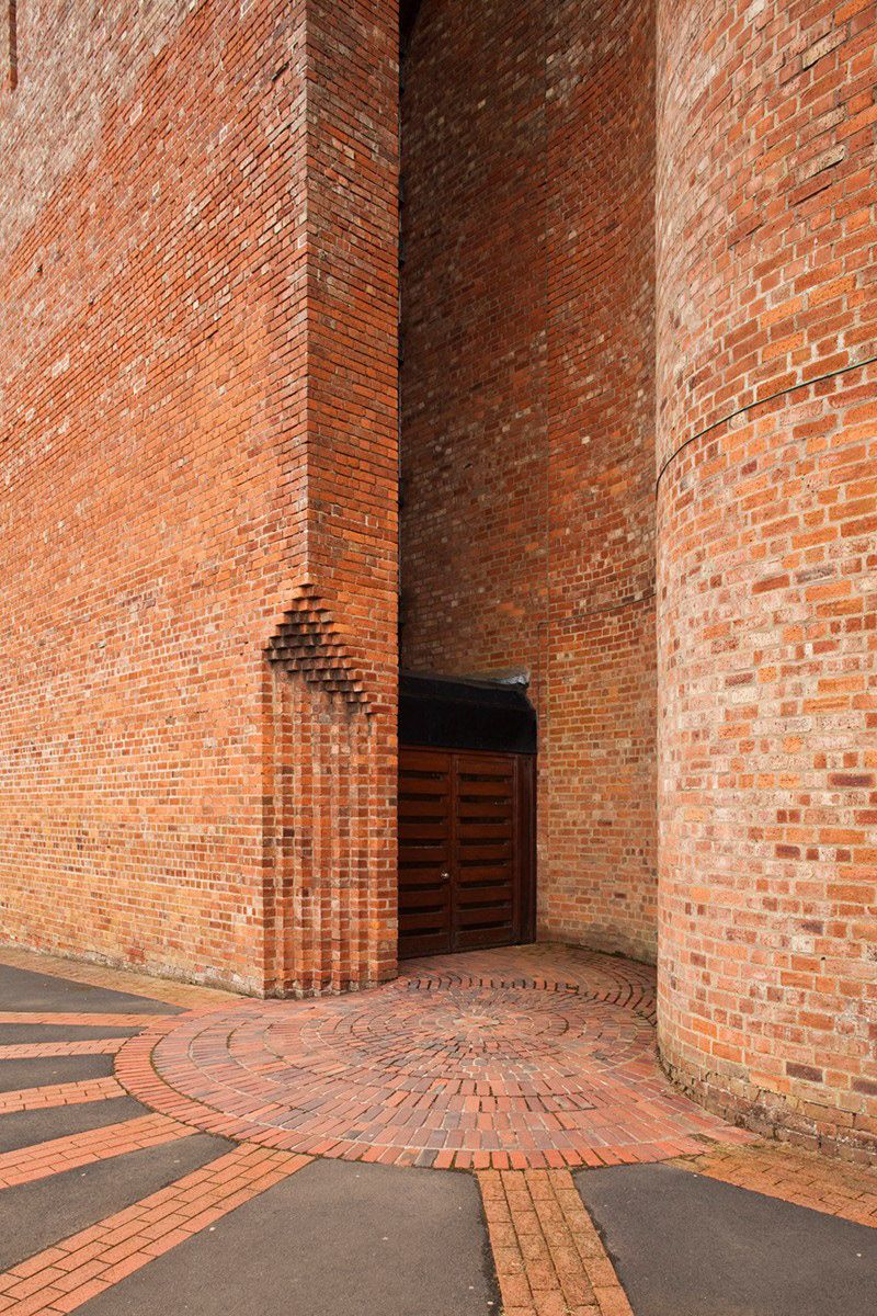 Gillespie, Kidd & Coia Andy MacMillan Isi Metzstein St. Bridge kien truc hien dai gach brick expressionism
