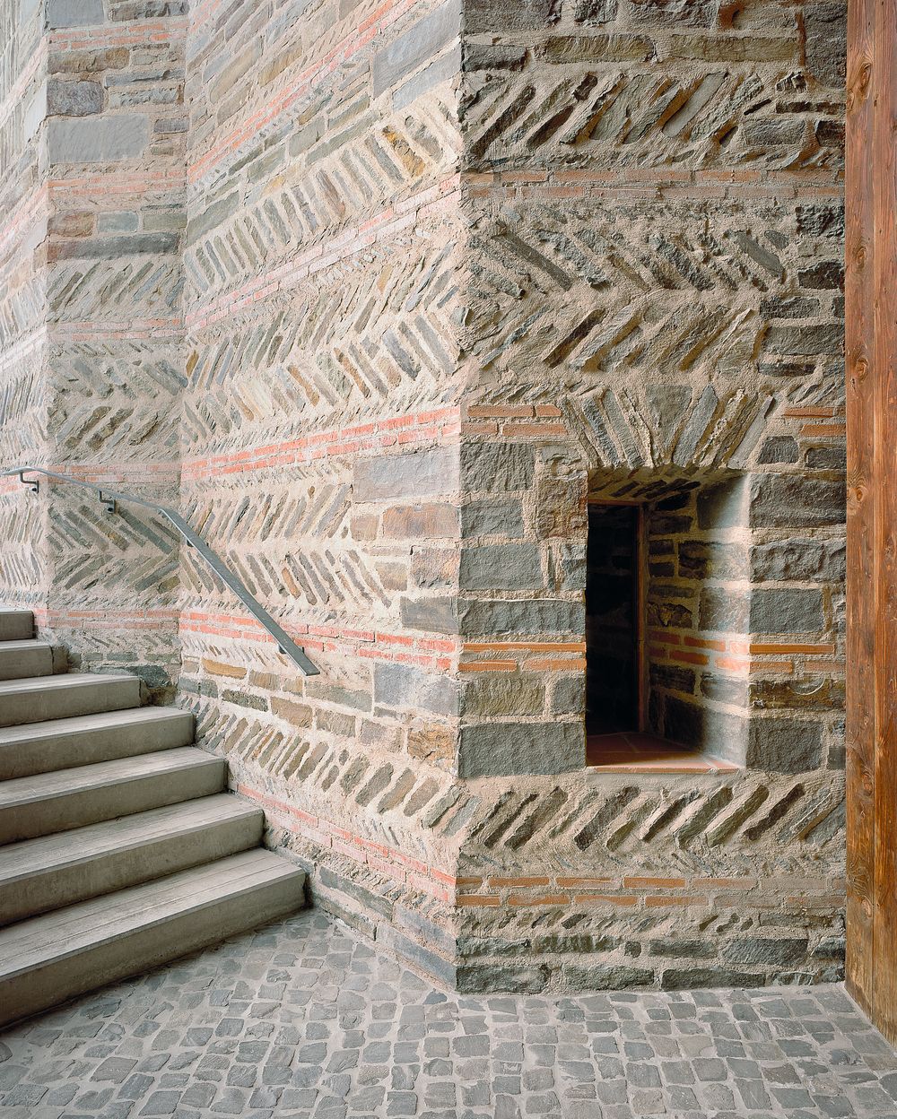 phong cach Brick Expressionism Heinz Bienefeld Kühnen 1988 duc Bonifatius