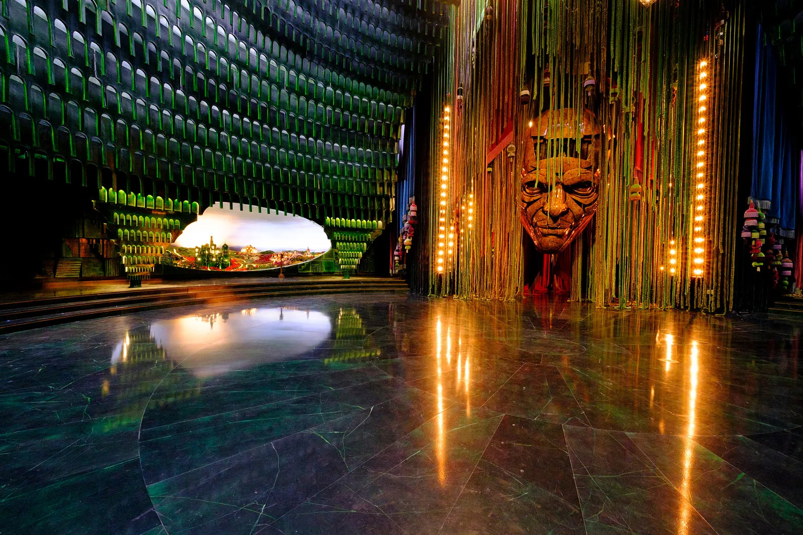 boi canh phim scenery Gregory Maguire