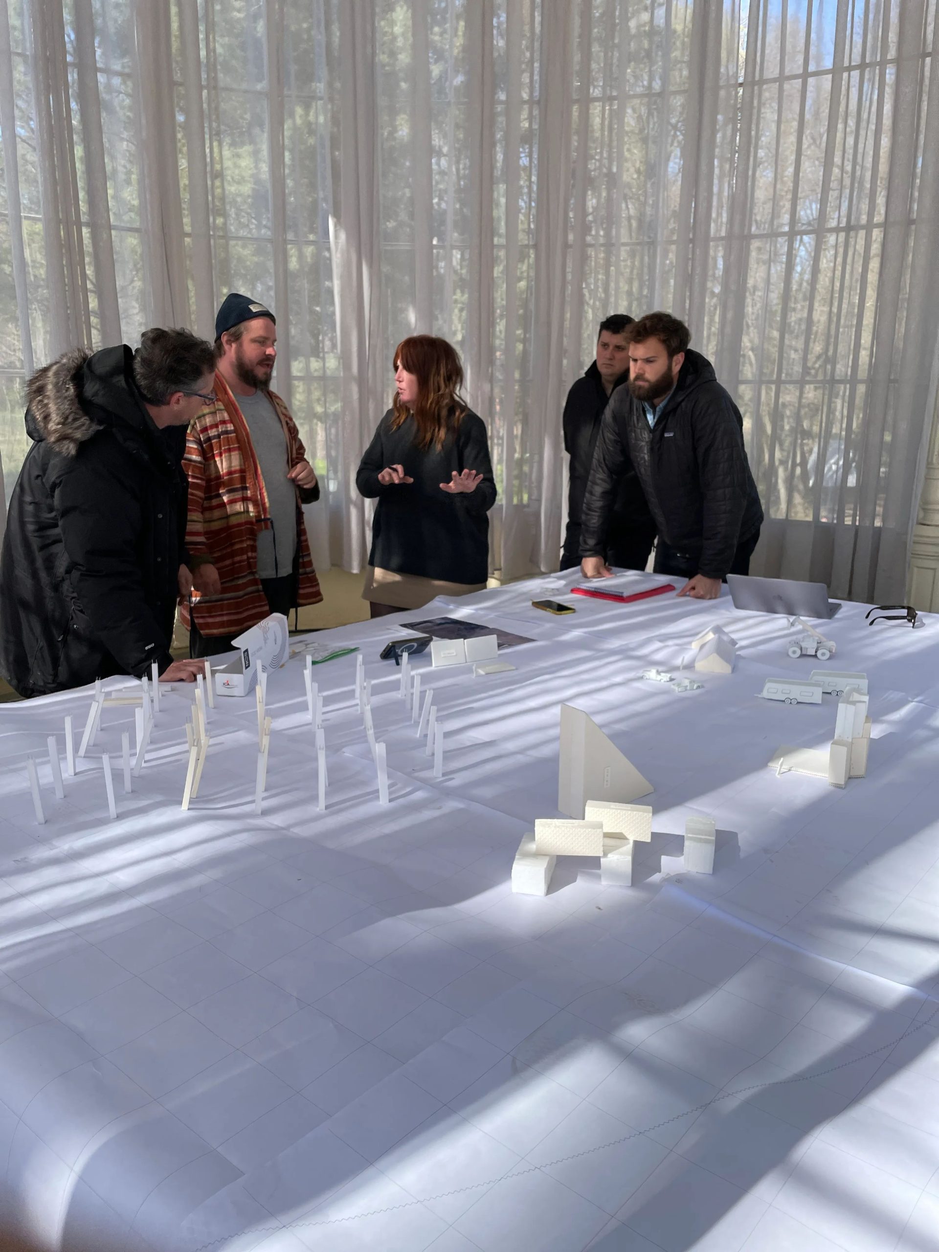 boi canh phim the brutalist scenery