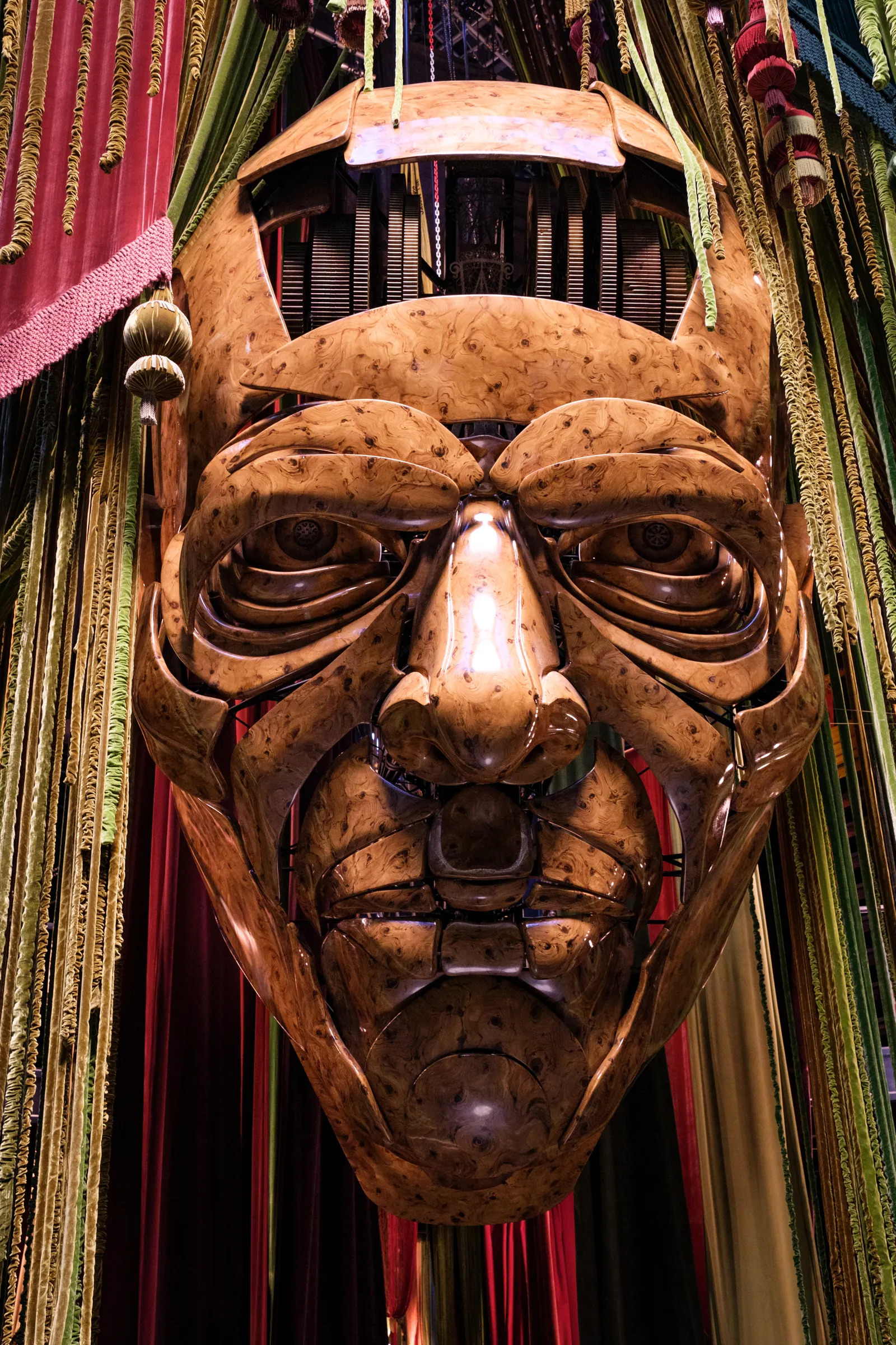 thiet ke boi canh Gregory Maguire