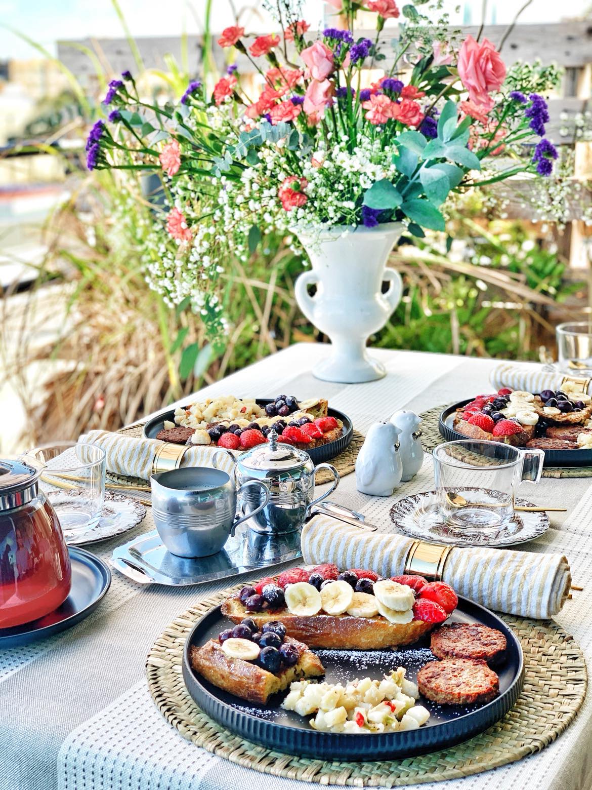 ban an trang tri cam hoa 