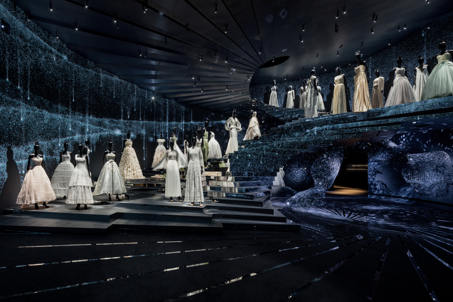 trien lam christian dior designer of dream haute couture dam da hoi