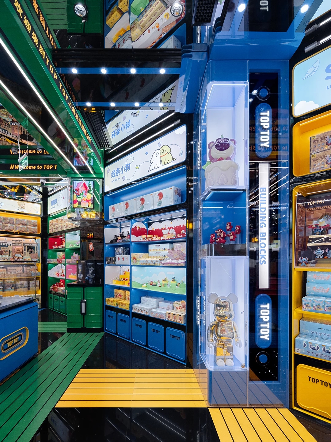 cua hang flagship TOPTOY X+Living shanghai