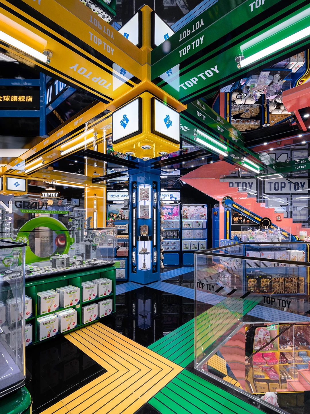 cua hang flagship TOPTOY X+Living shanghai