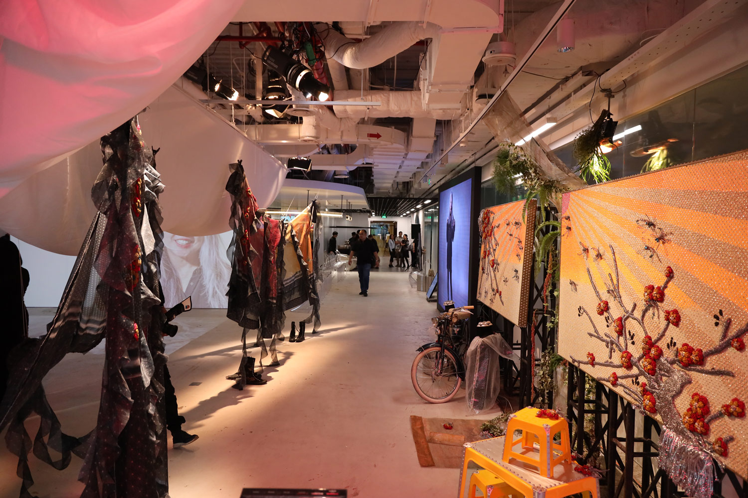 Nghe si Mai Lam trien lam