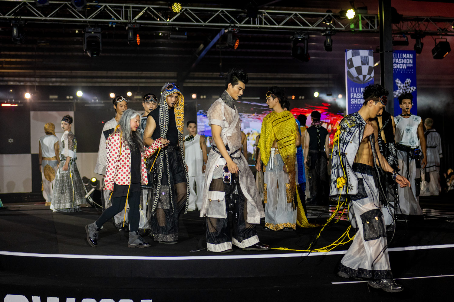 Nghe si Mai Lam 7 fashion show kim long