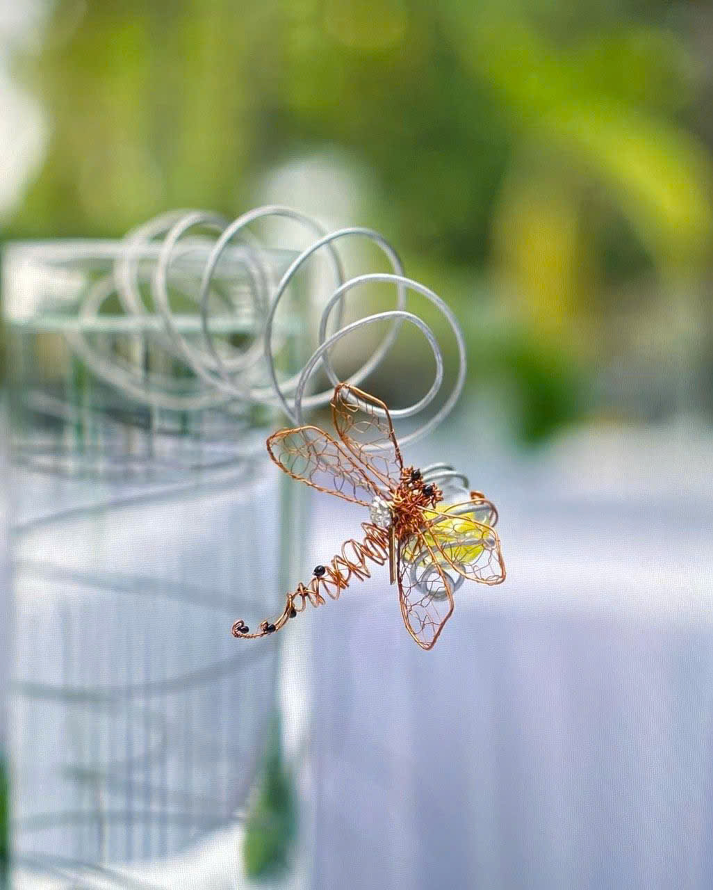 Nghe si Mai Lam chuon chuon ikebana thu cong