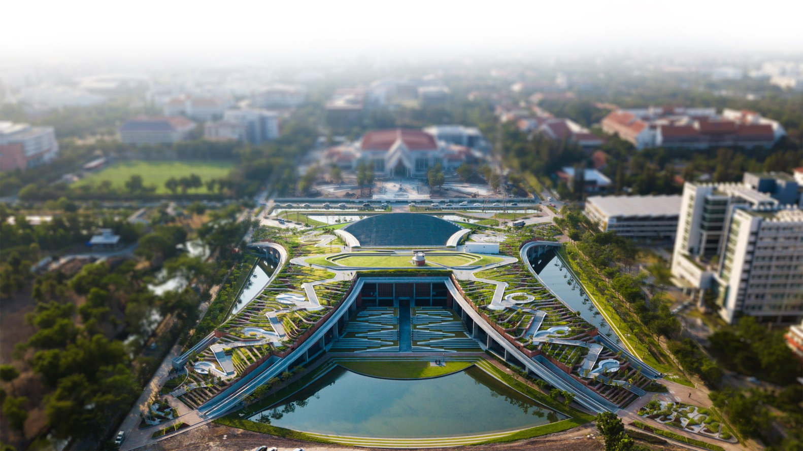 mai bac thang khu vuon xanh nha tuong niem Puey Ungpahakorn