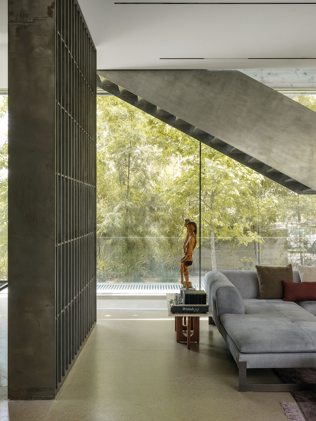 cua kinh glass door Hankin Shavit Studio