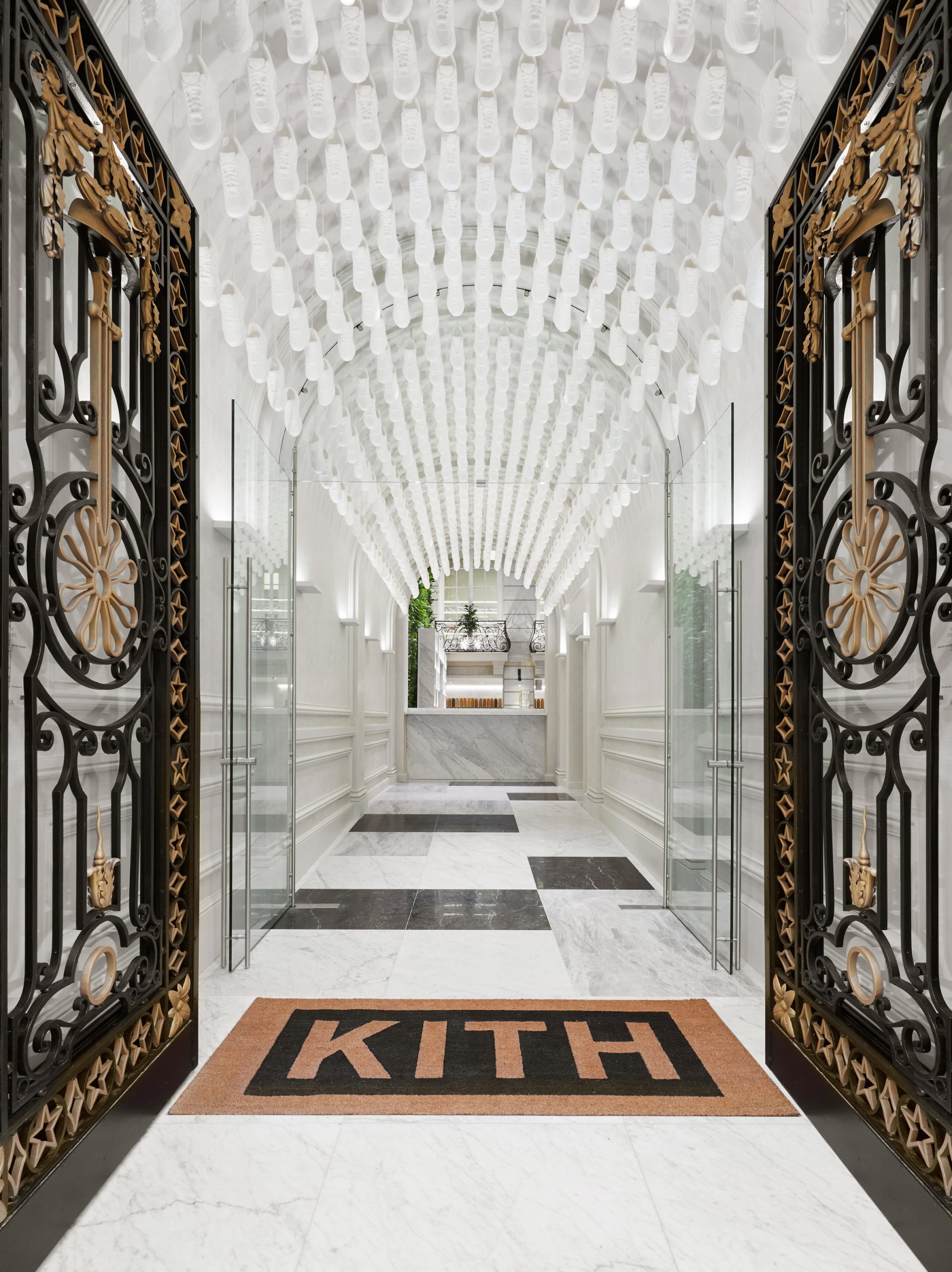 thach cao plaster Kith Streetwear Store Paris