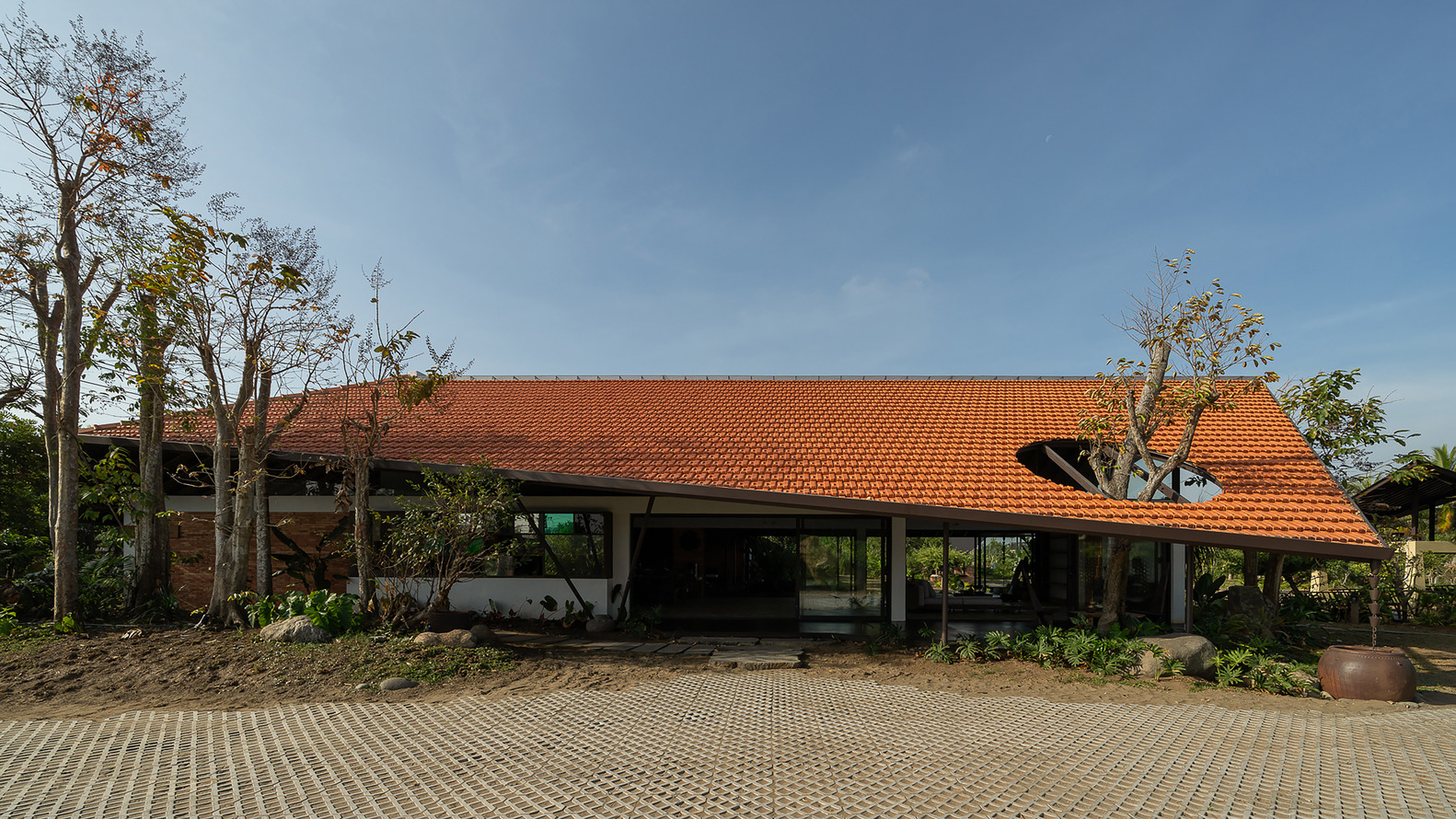 nha mai ngoi tiled roof house Casa Blanca Garden H2