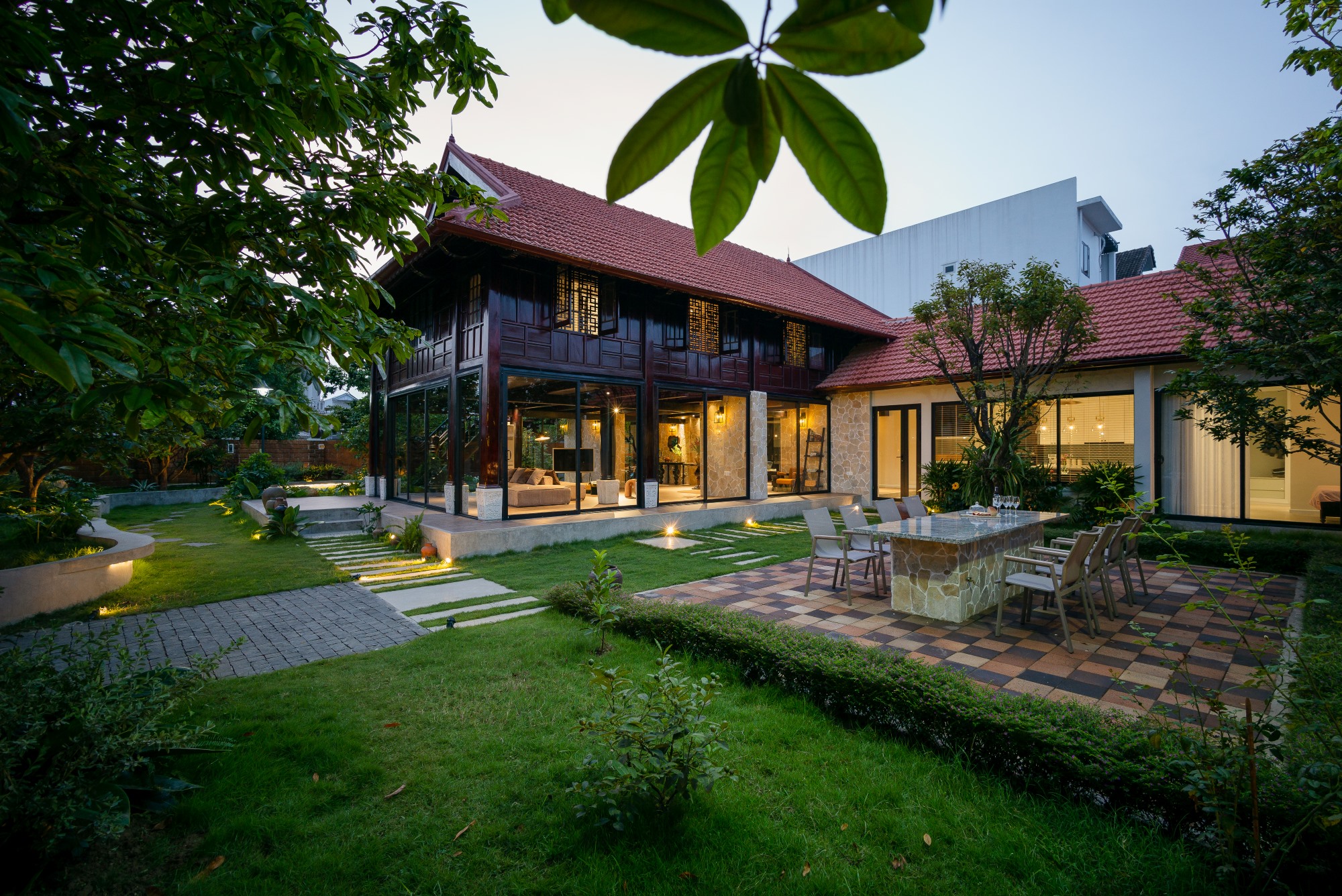 mai ngoi tiled roof house Chum Villa Limdim House Studio