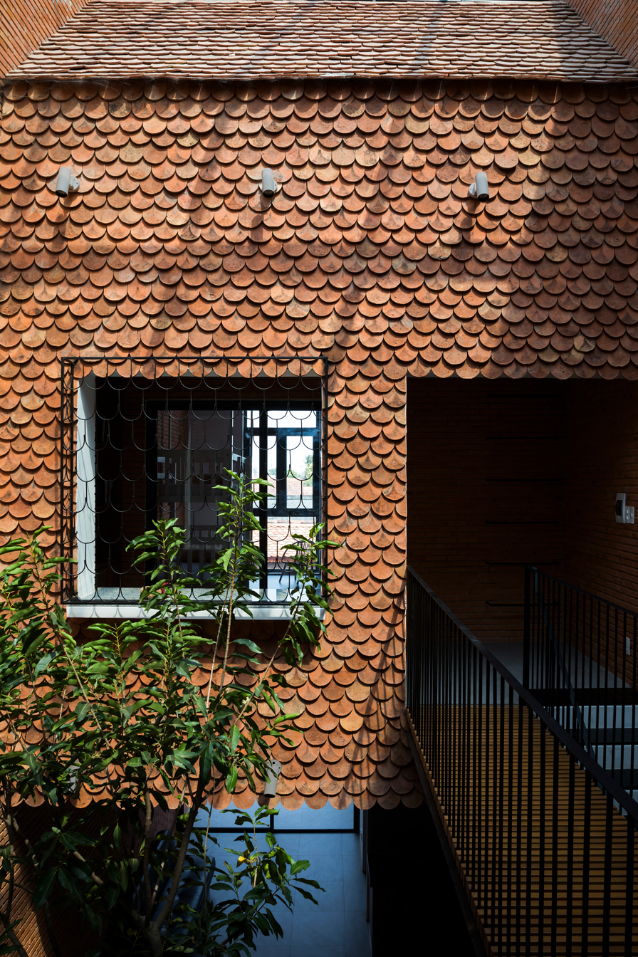 mai ngoi tiled roof house nha 2Hien