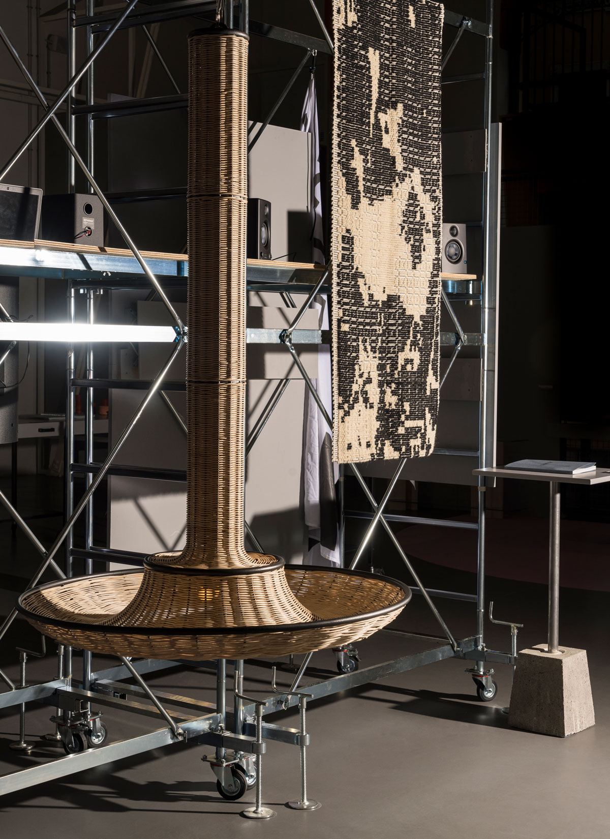 Khong gian pho dien canh quan Y