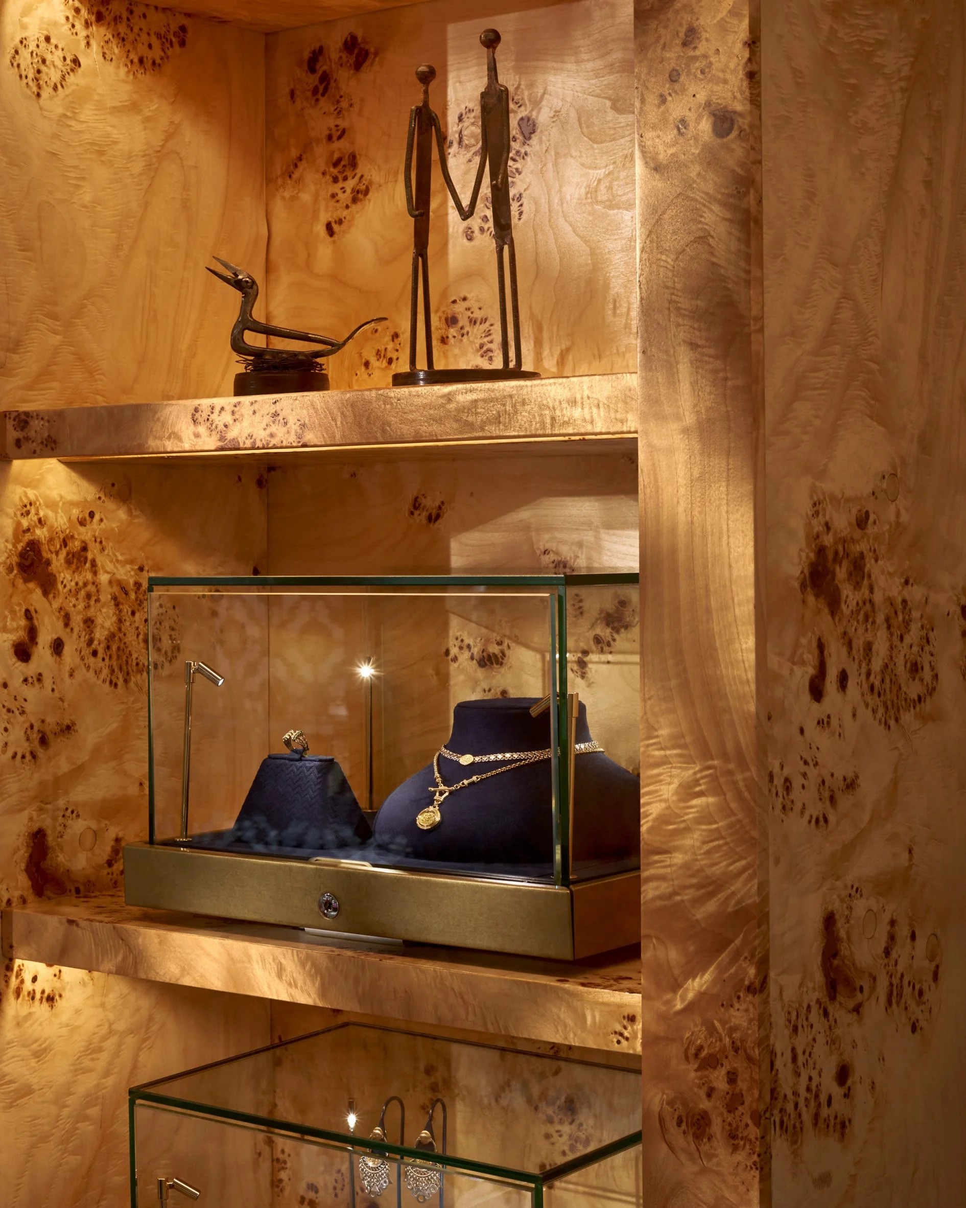 cua hang trang suc noi that tu go azza fahmy