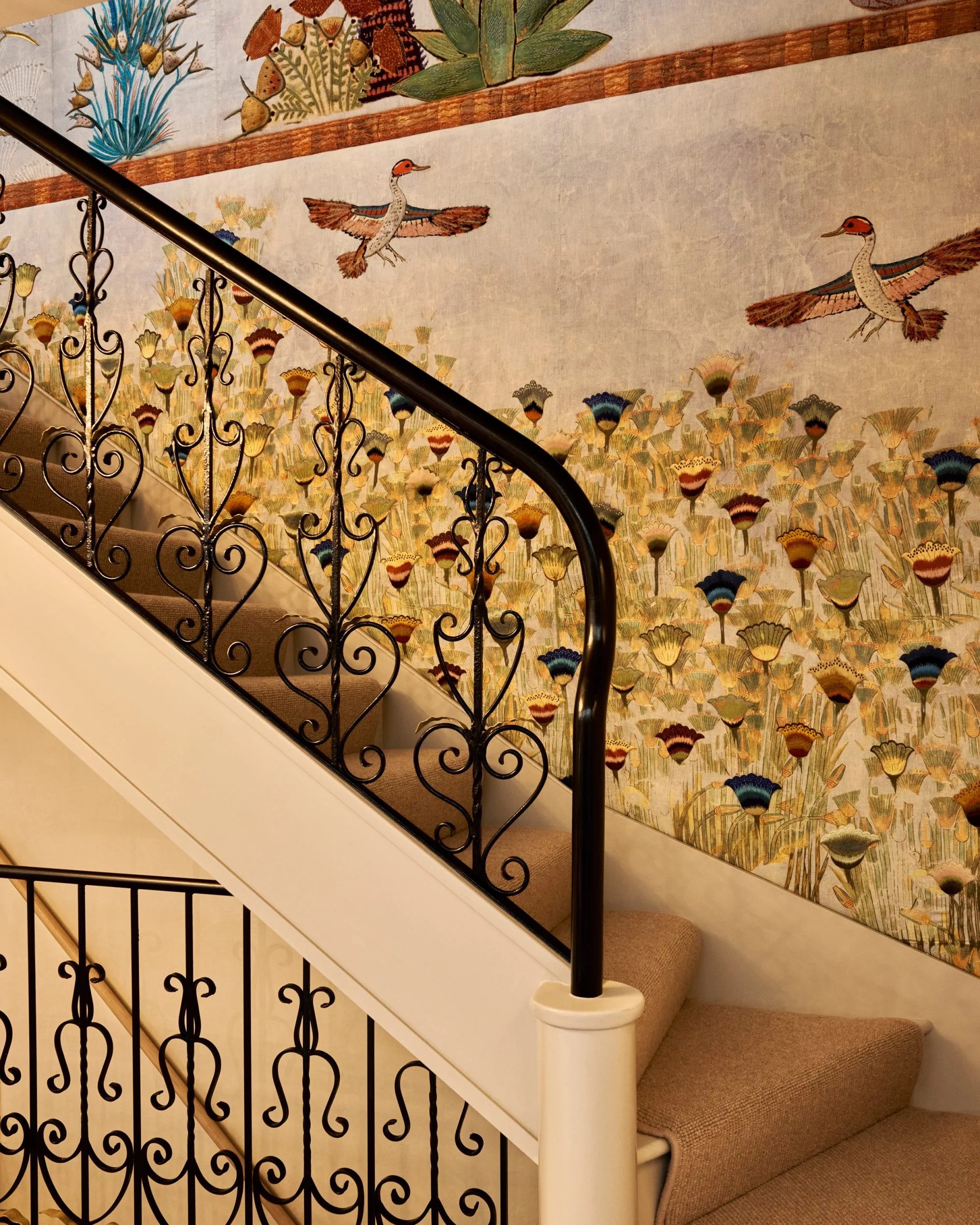 cua hang trang suc noi that tu go azza fahmy ai cap giay dan tuong